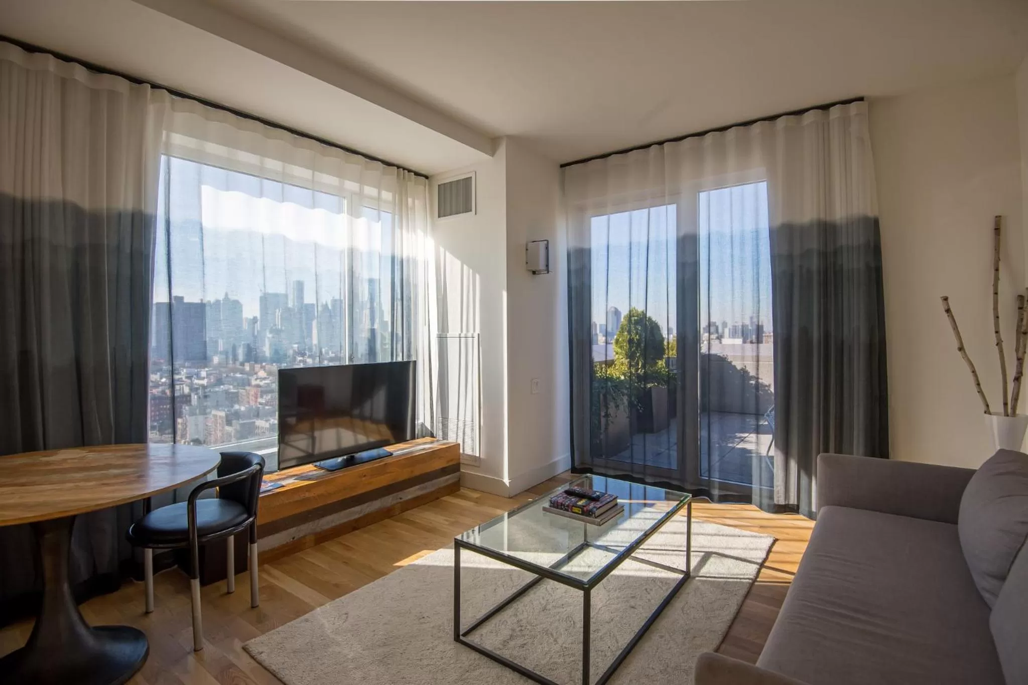 Photo of the whole room in Hotel Indigo Lower East Side New York by IHG