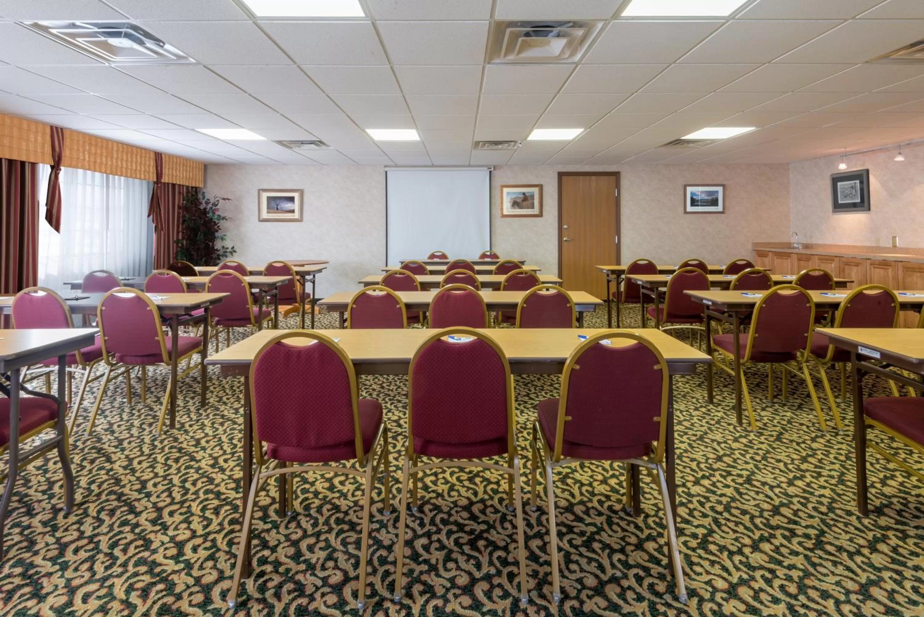 Meeting/conference room in Holiday Inn Express Hotel & Suites Raton by IHG