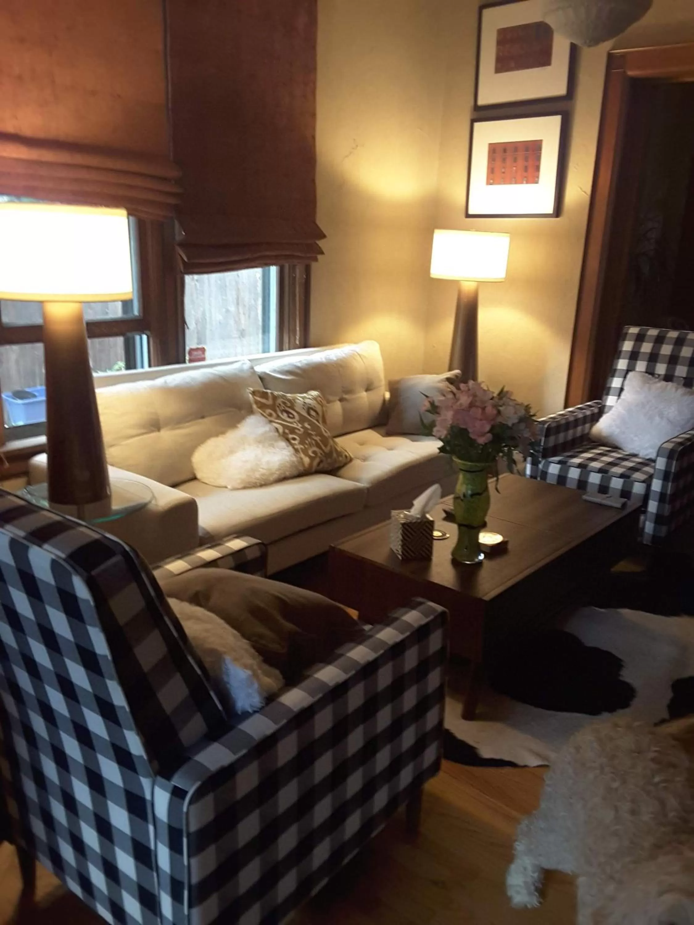 Communal lounge/ TV room, Bed in Off Broadway B & B