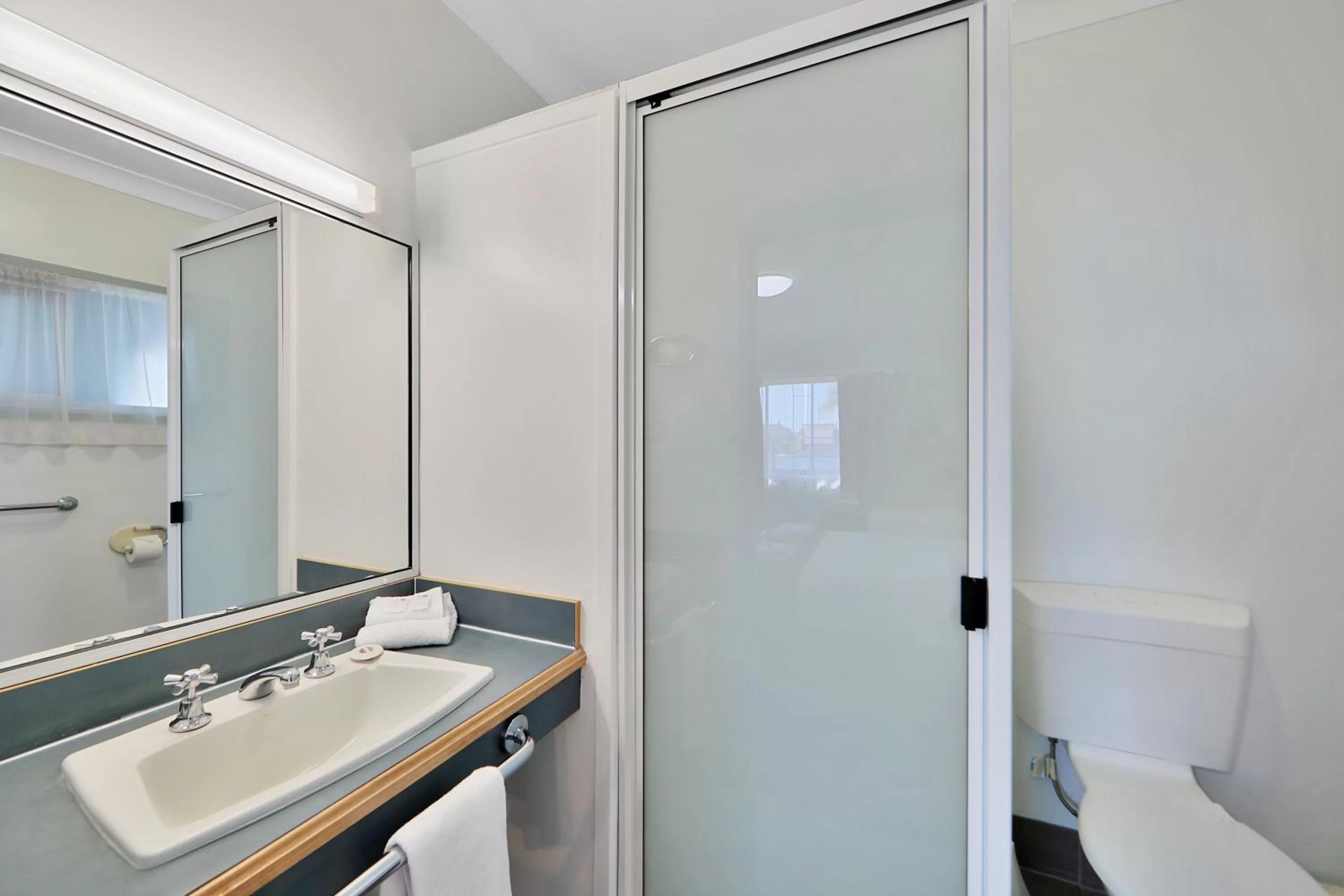 Shower in Oscar Motel