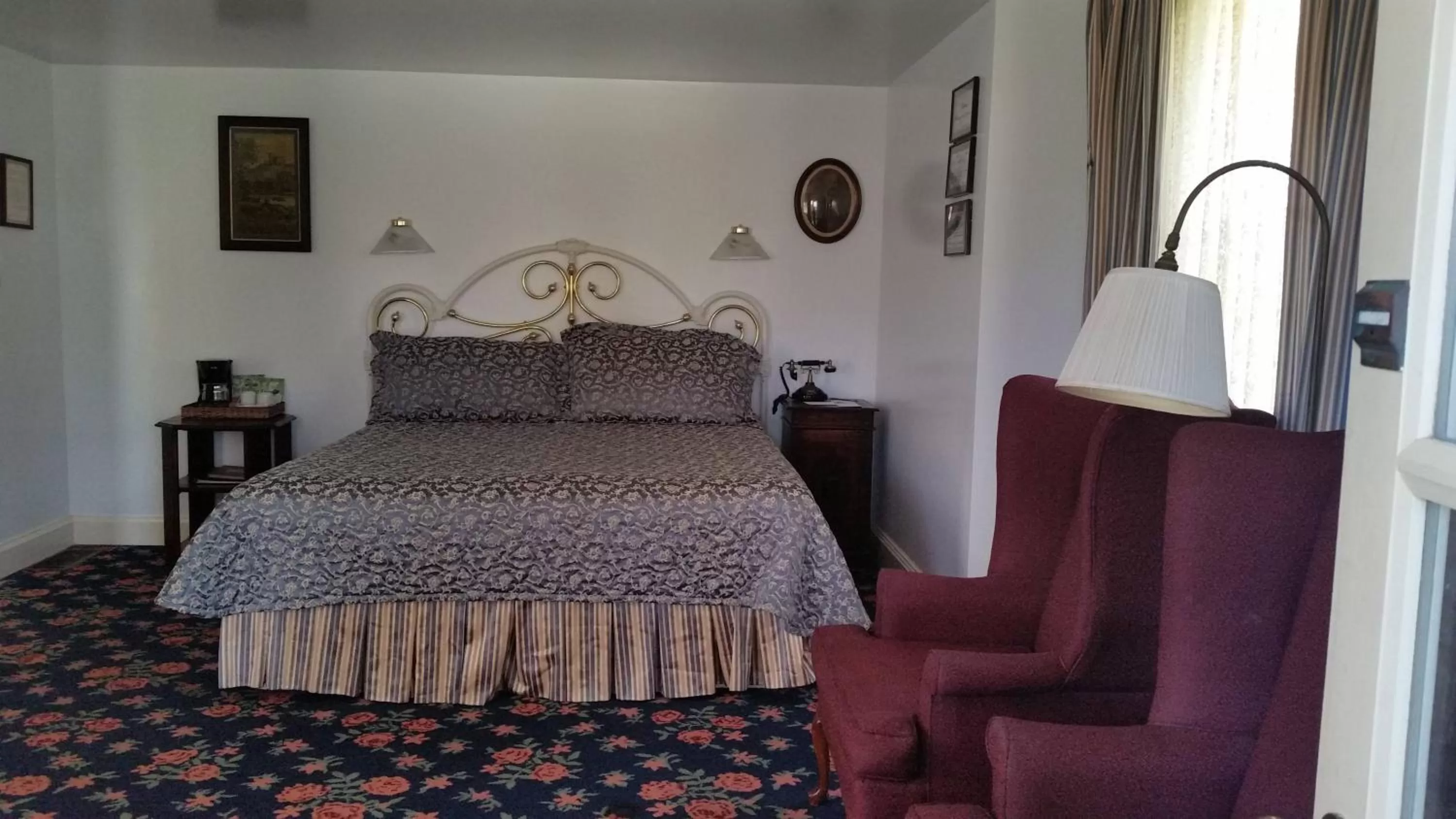 Bed in Mendocino Hotel & Garden