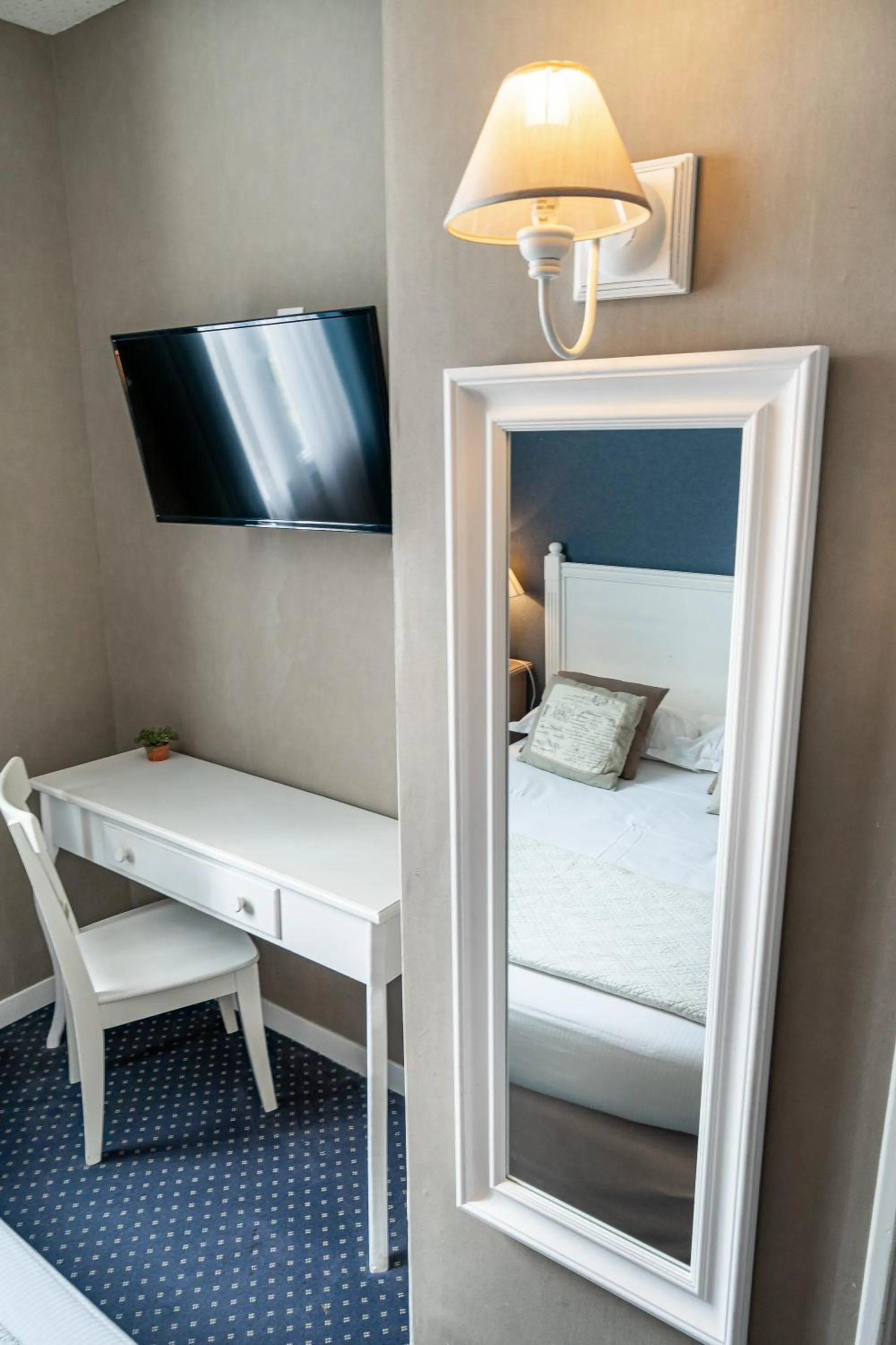 Bed in Cit'Hotel Normandy Hotel Pornichet La Baule