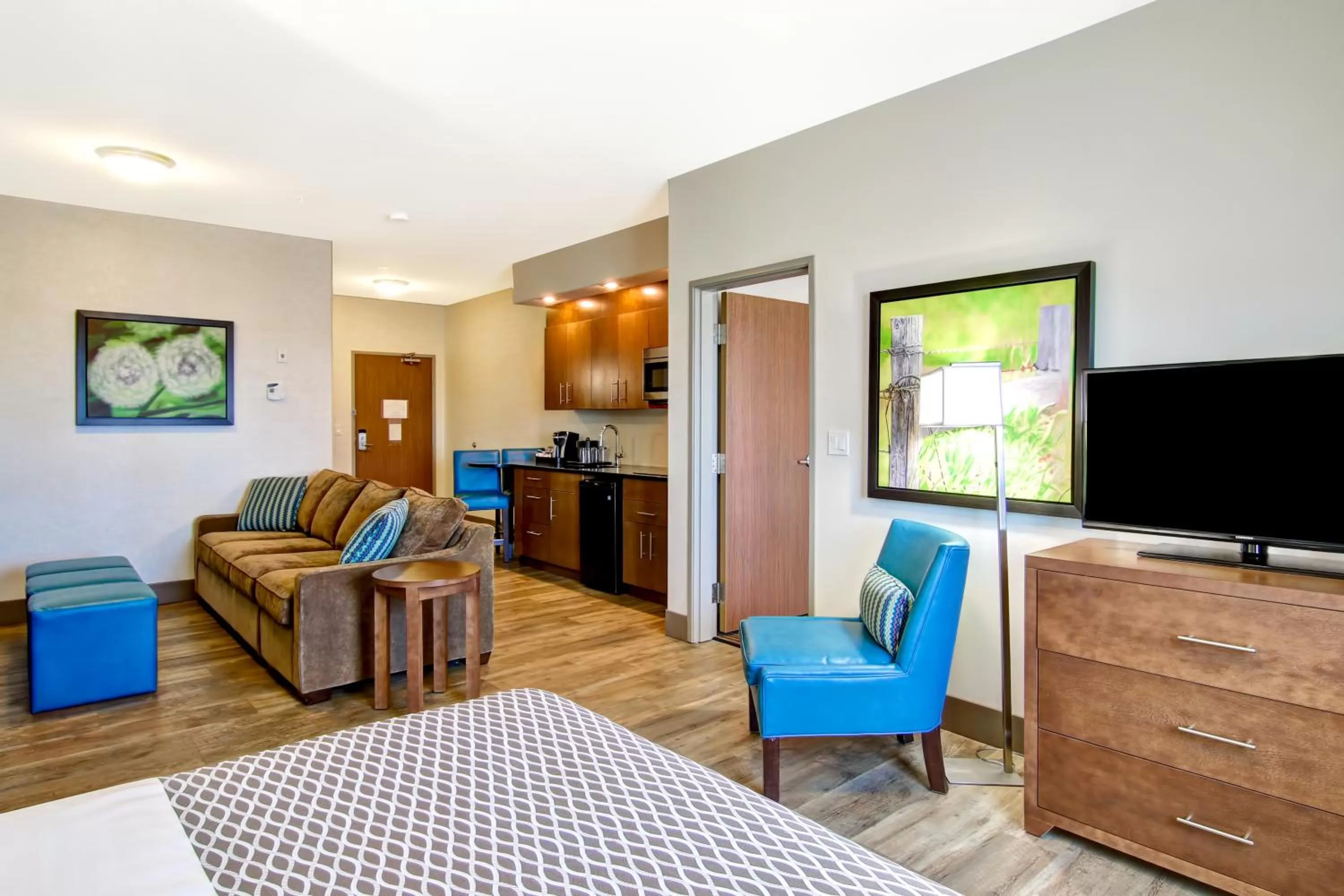 Deluxe King Suite in Canalta Selkirk