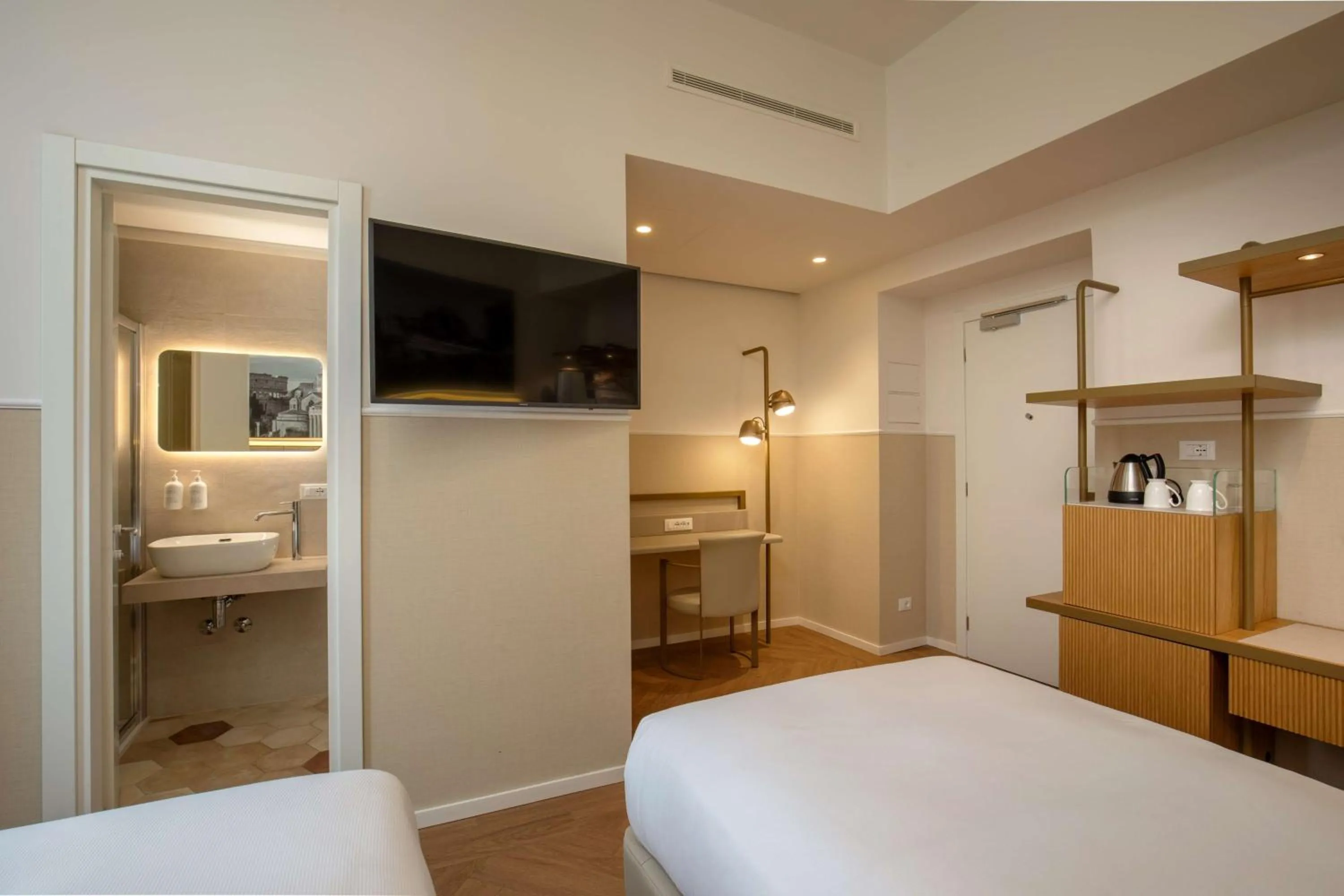 Bathroom, Bed in Cosmopolita Rome Colosseum, Tapestry Collection by Hilton