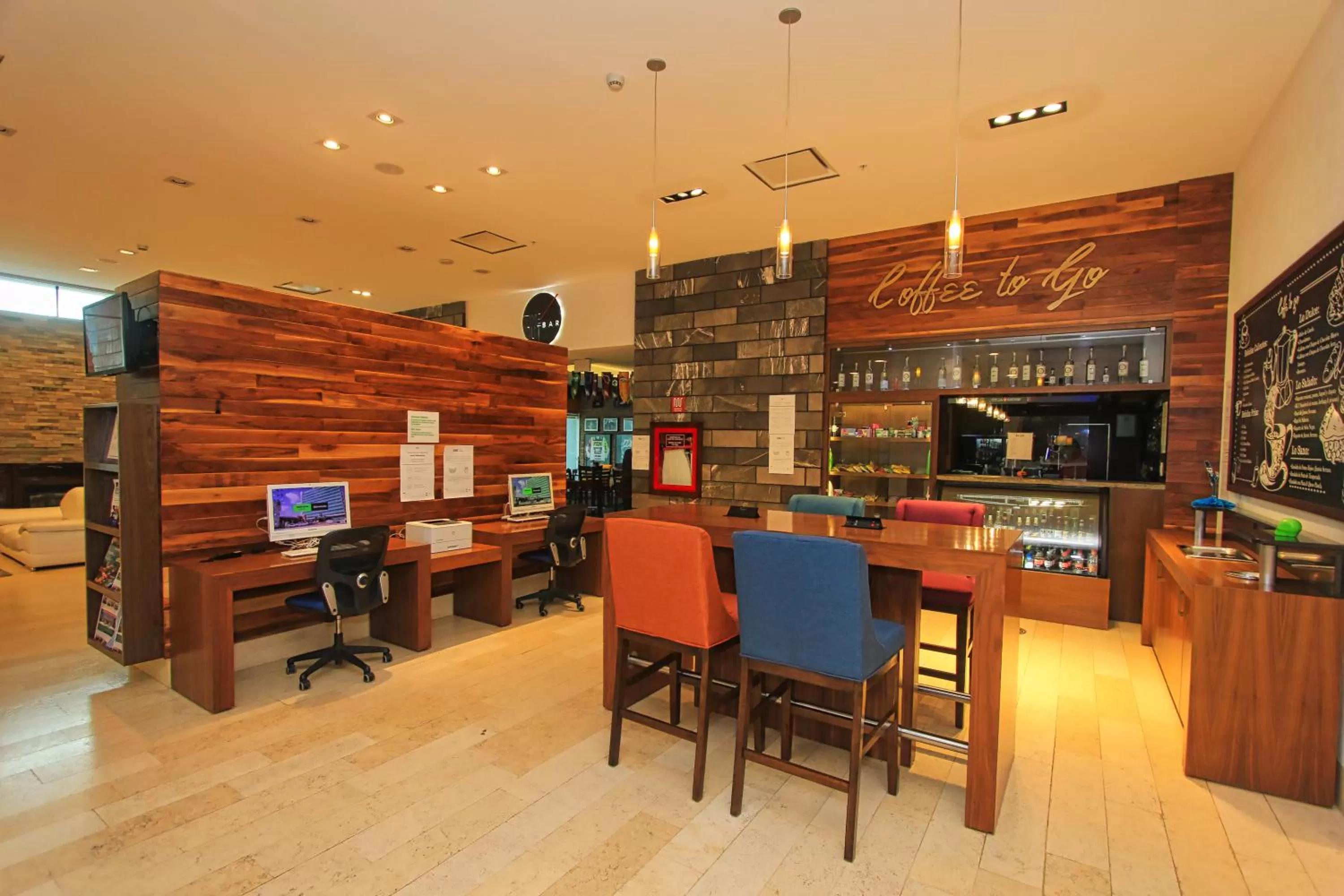 Coffee/tea facilities in Holiday Inn & Suites Plaza Mayor by IHG