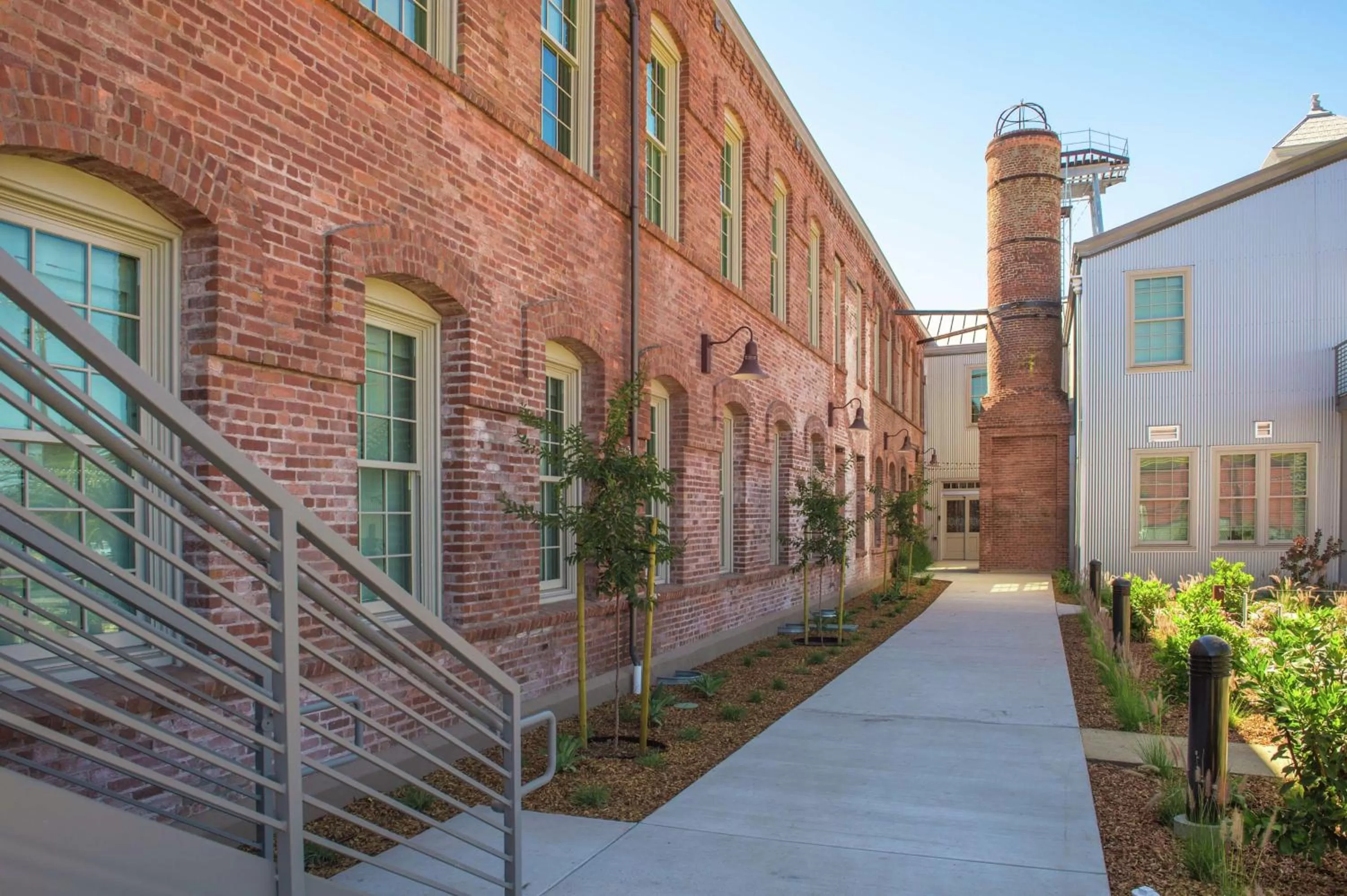 Property building in Hampton Inn Petaluma, Ca