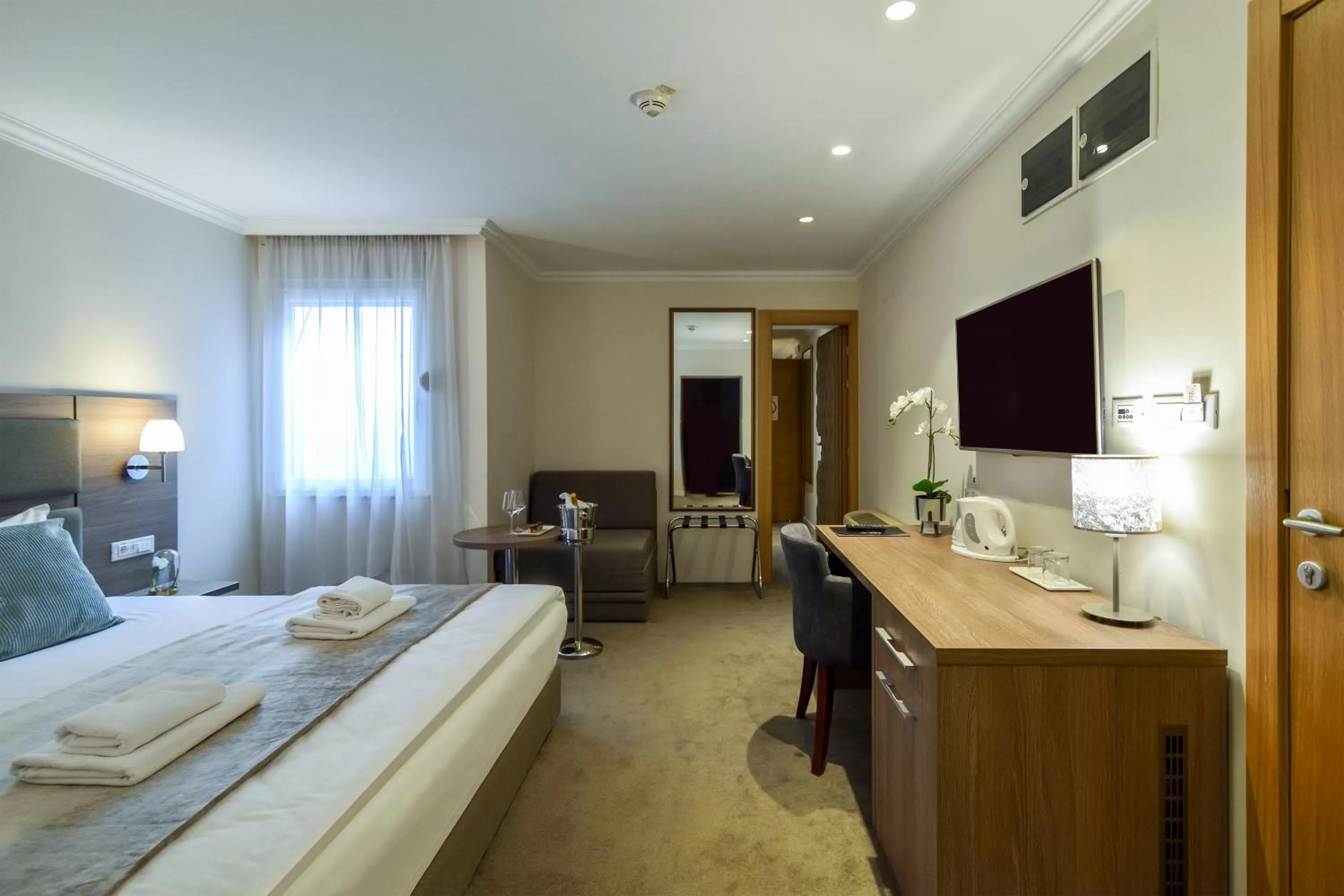 TV and multimedia, Bed in Hotel Opera Garni