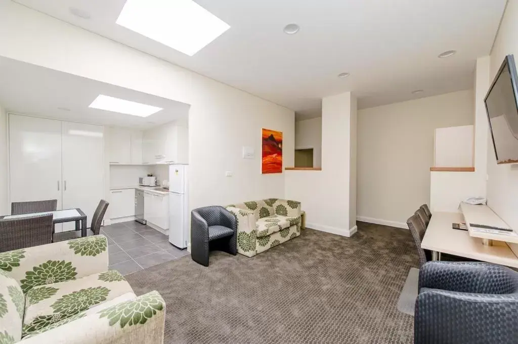 Premium Three-Bedroom Apartment in Belconnen Way Hotel & Serviced Apartments Premium Three-Bedroom Apartment in Belconnen Way Hotel & Serviced Apartments