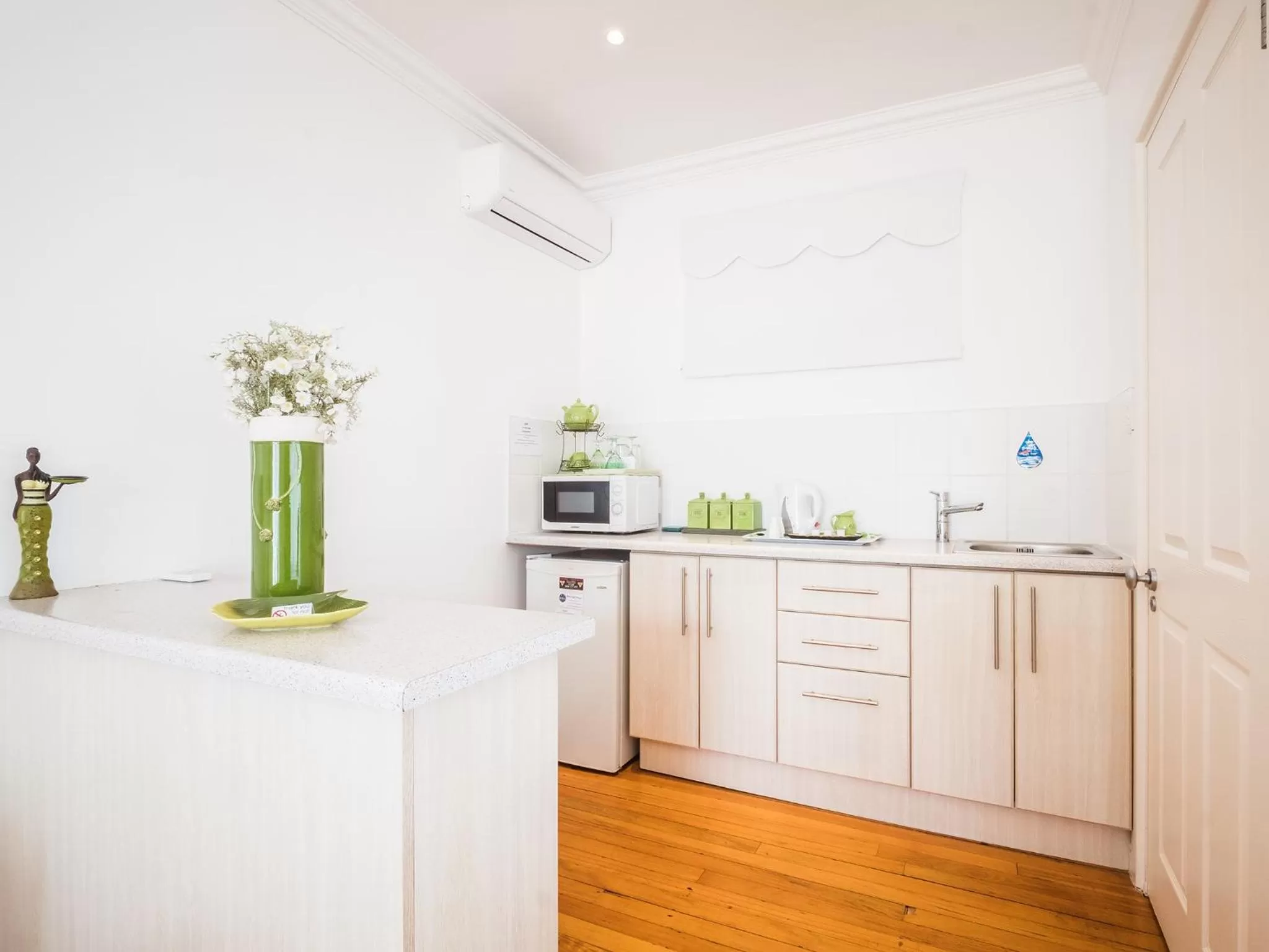 Coffee/tea facilities, Kitchen/Kitchenette in On the Bay