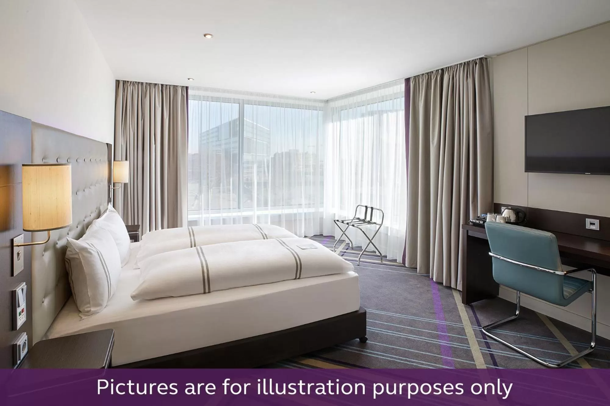 Bed in Premier Inn Stuttgart City Centre