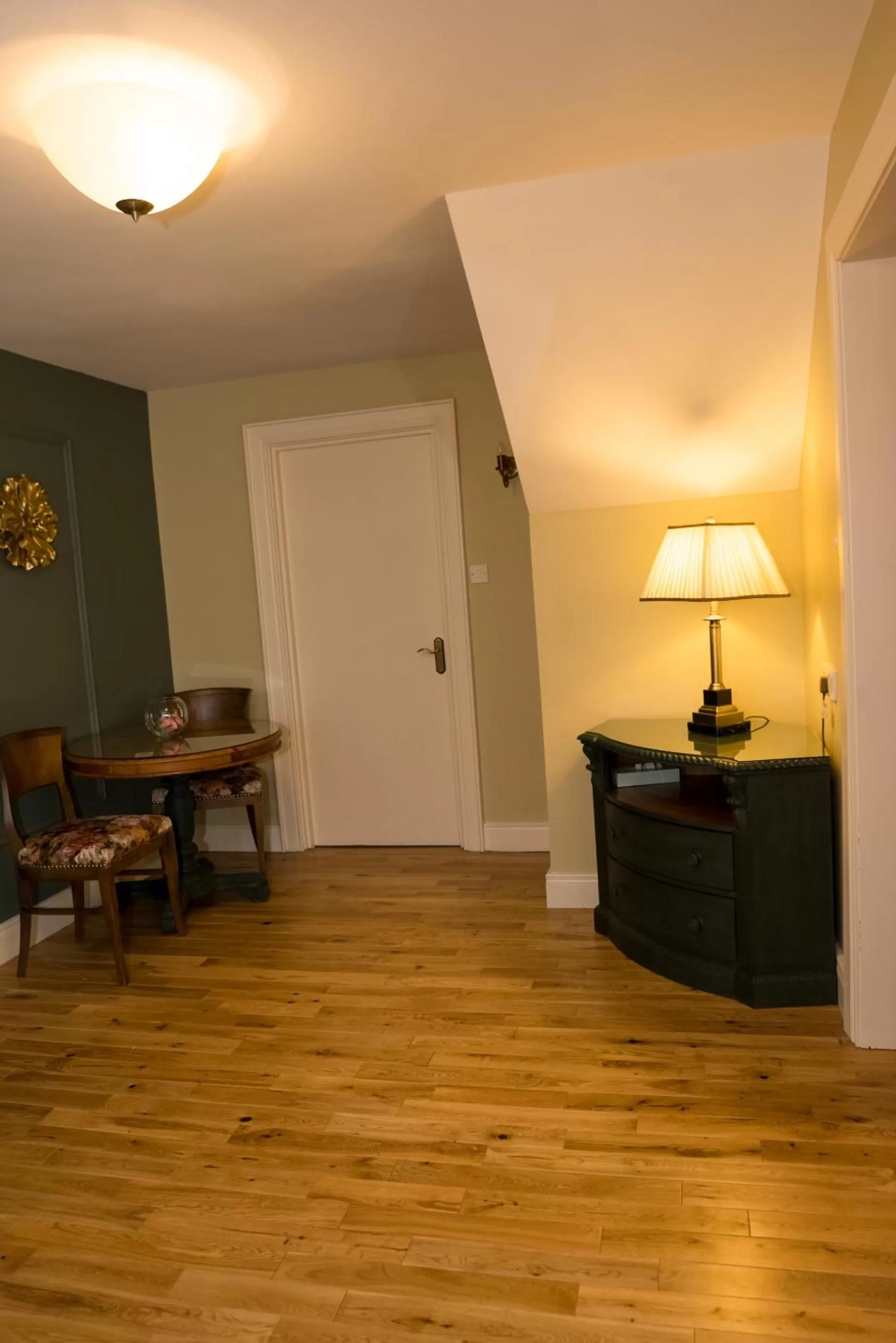 Living room in Walsh's Hotel and Apartments