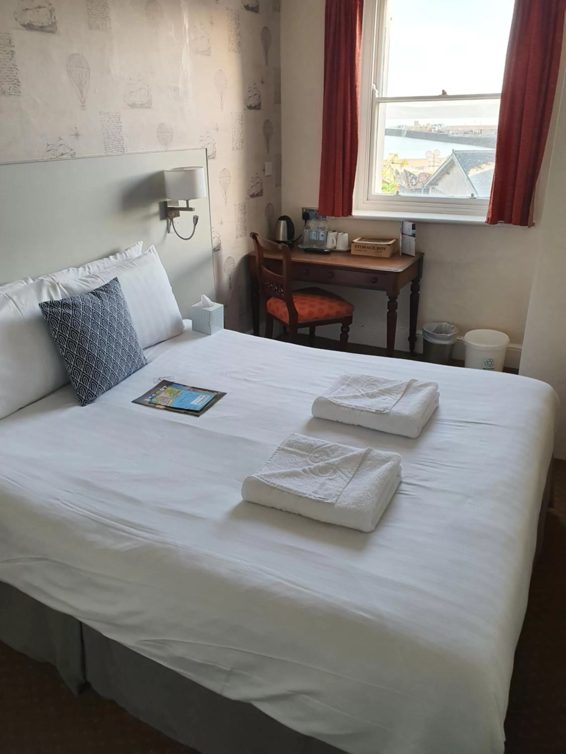 Bedroom, Bed in Alexandra Hotel