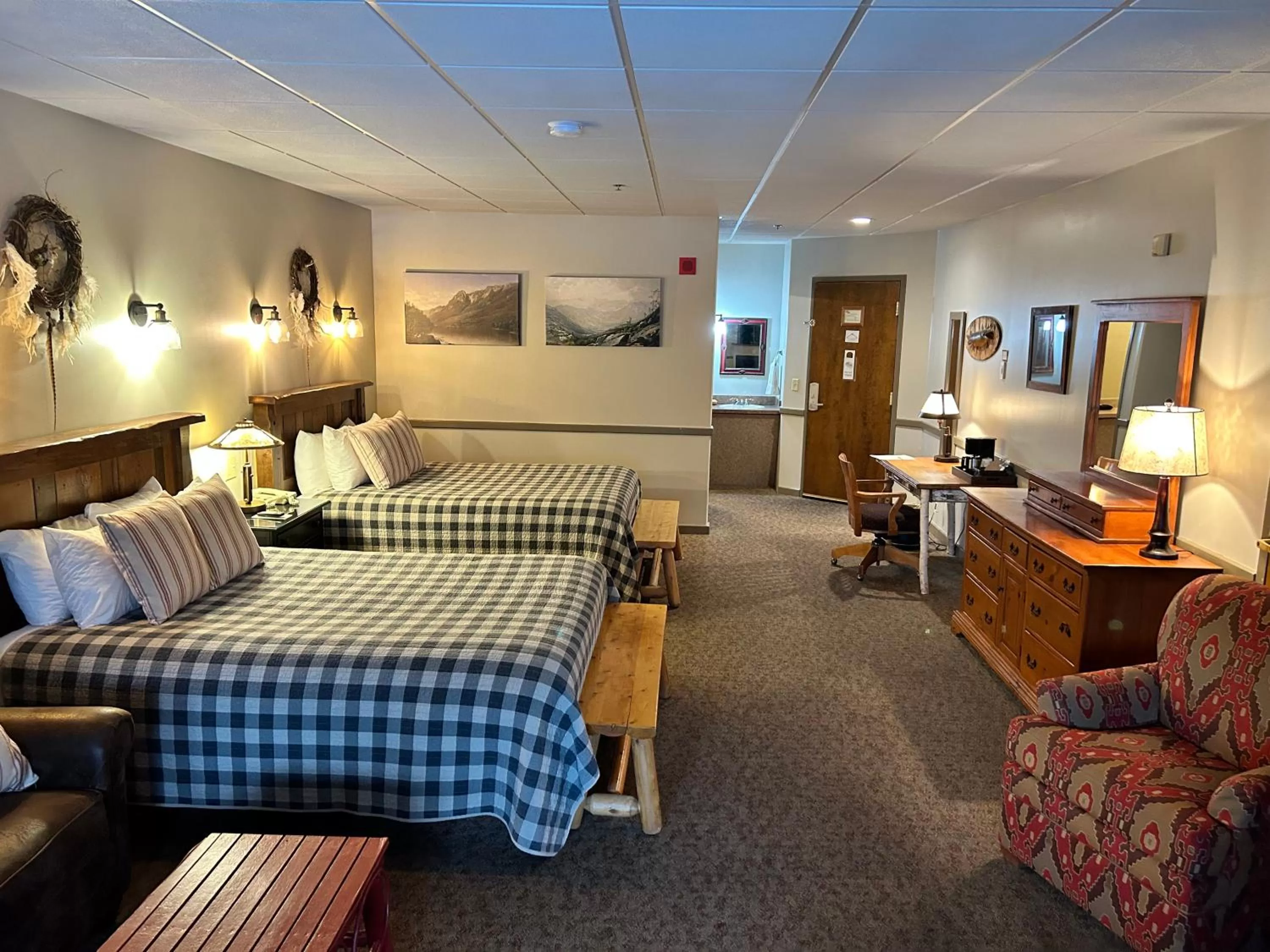 Photo of the whole room, Bed in The Common Man Inn, Spa & Lodge