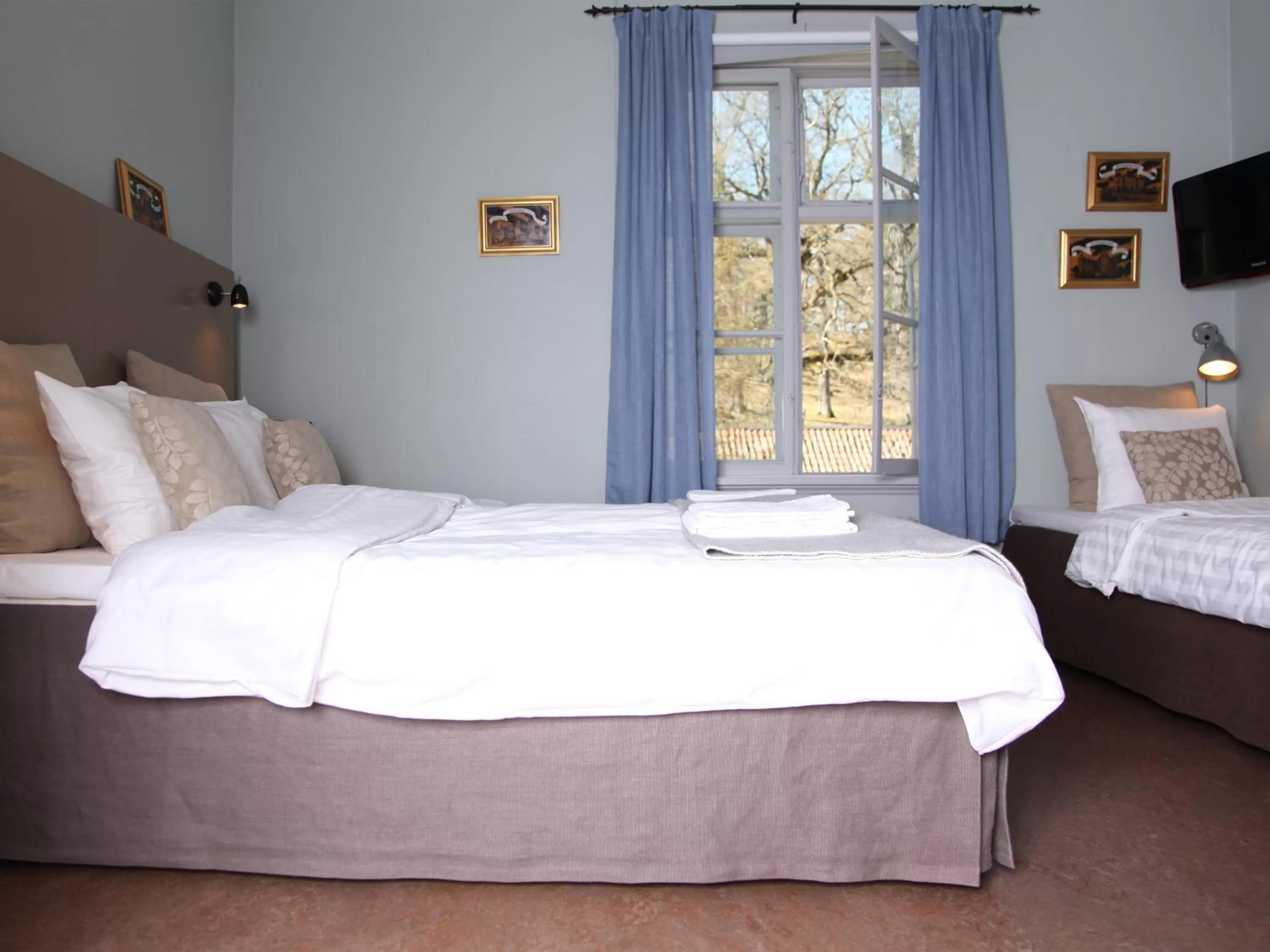 Family, Bed in Gripsholms BnB