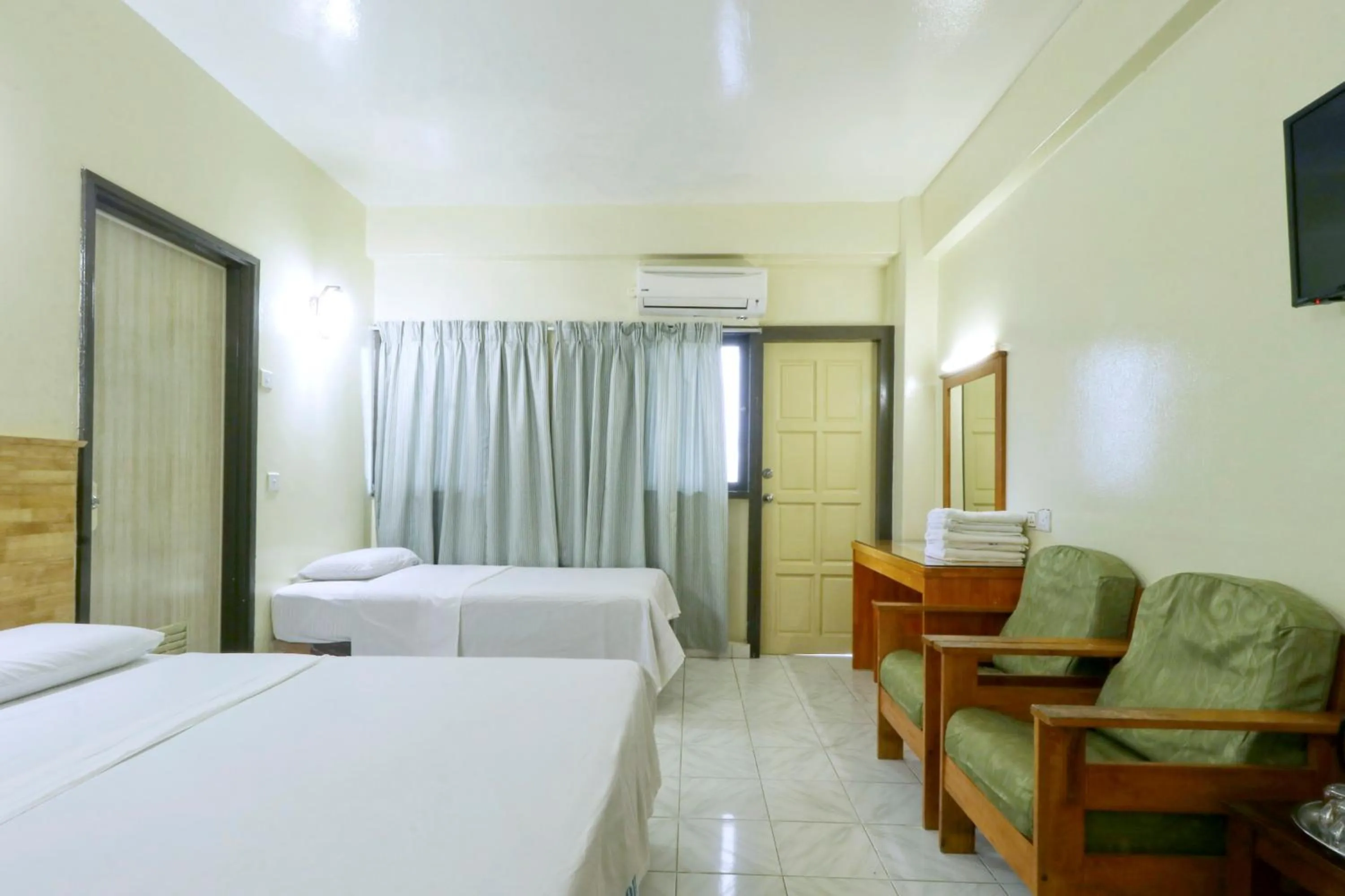 Photo of the whole room, Bed in Nan Yeang Hotel Petaling Street