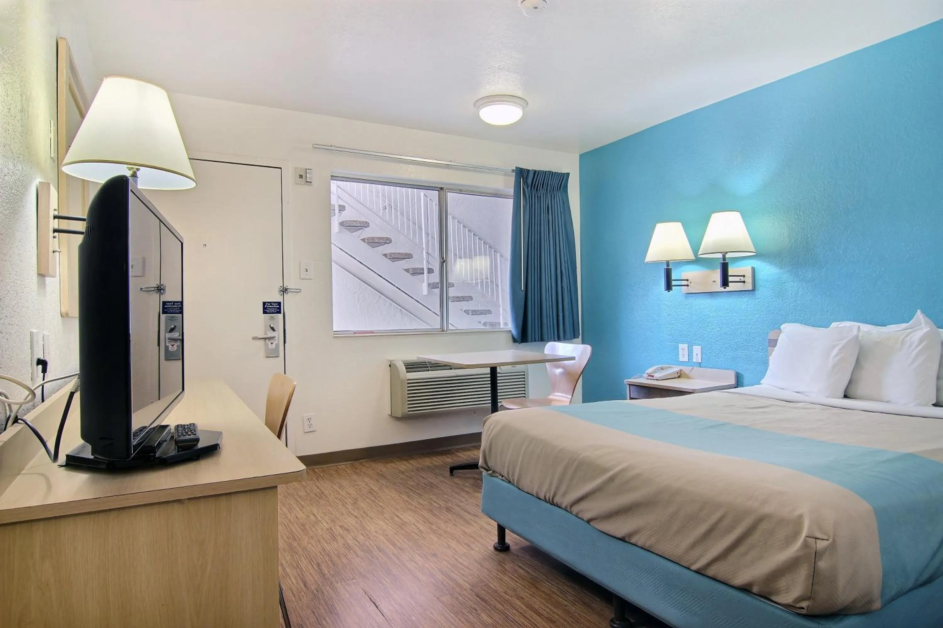 TV and multimedia, Bed in Motel 6-Lubbock, TX