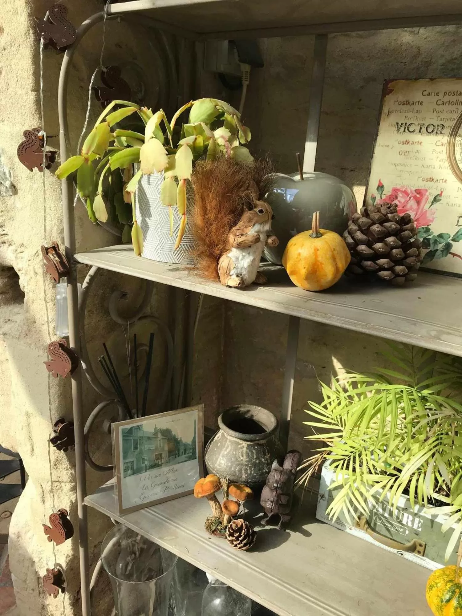 Decorative detail in Le mas Normand