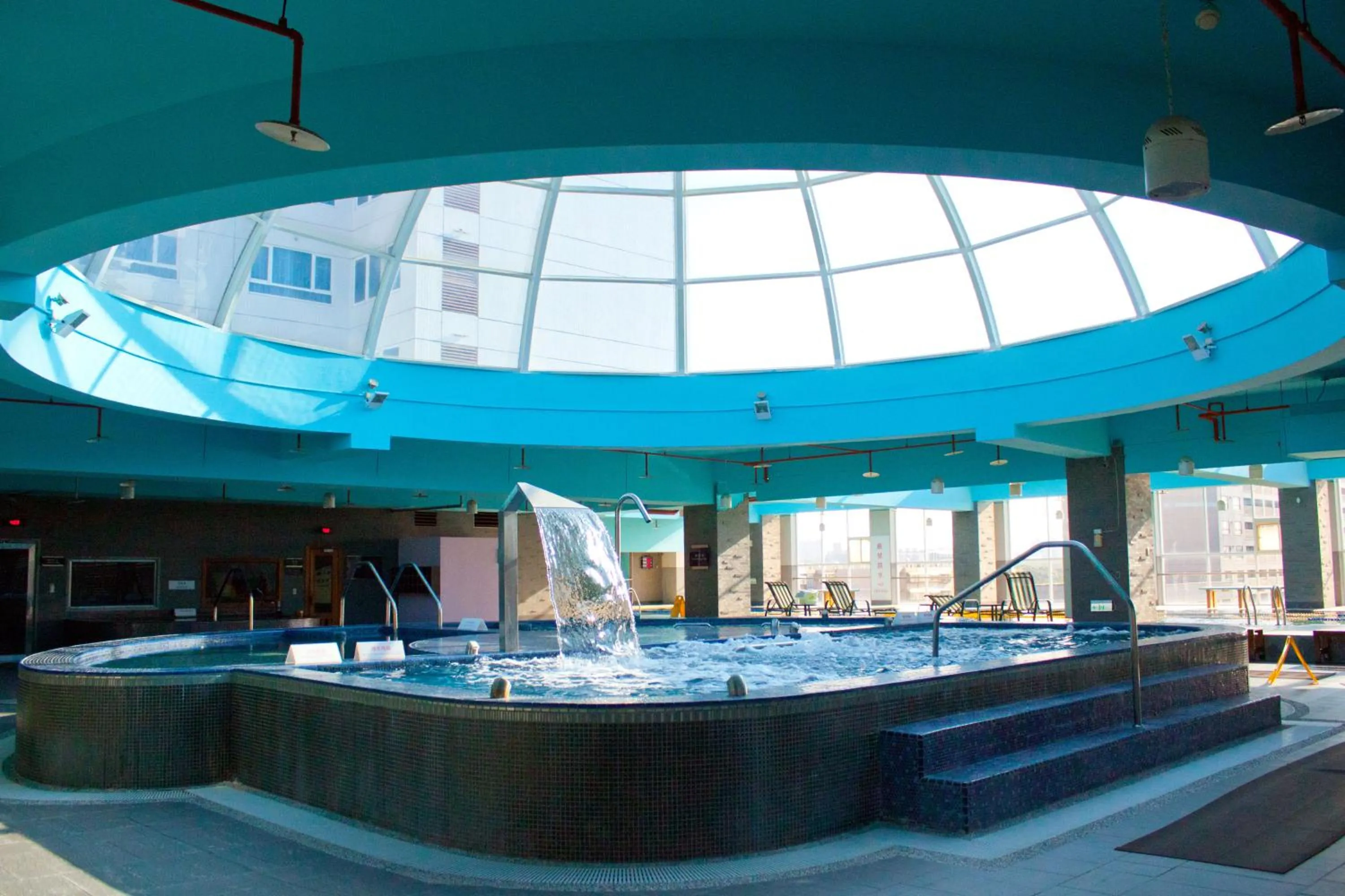 Swimming pool in Sheraton Taoyuan Hotel
