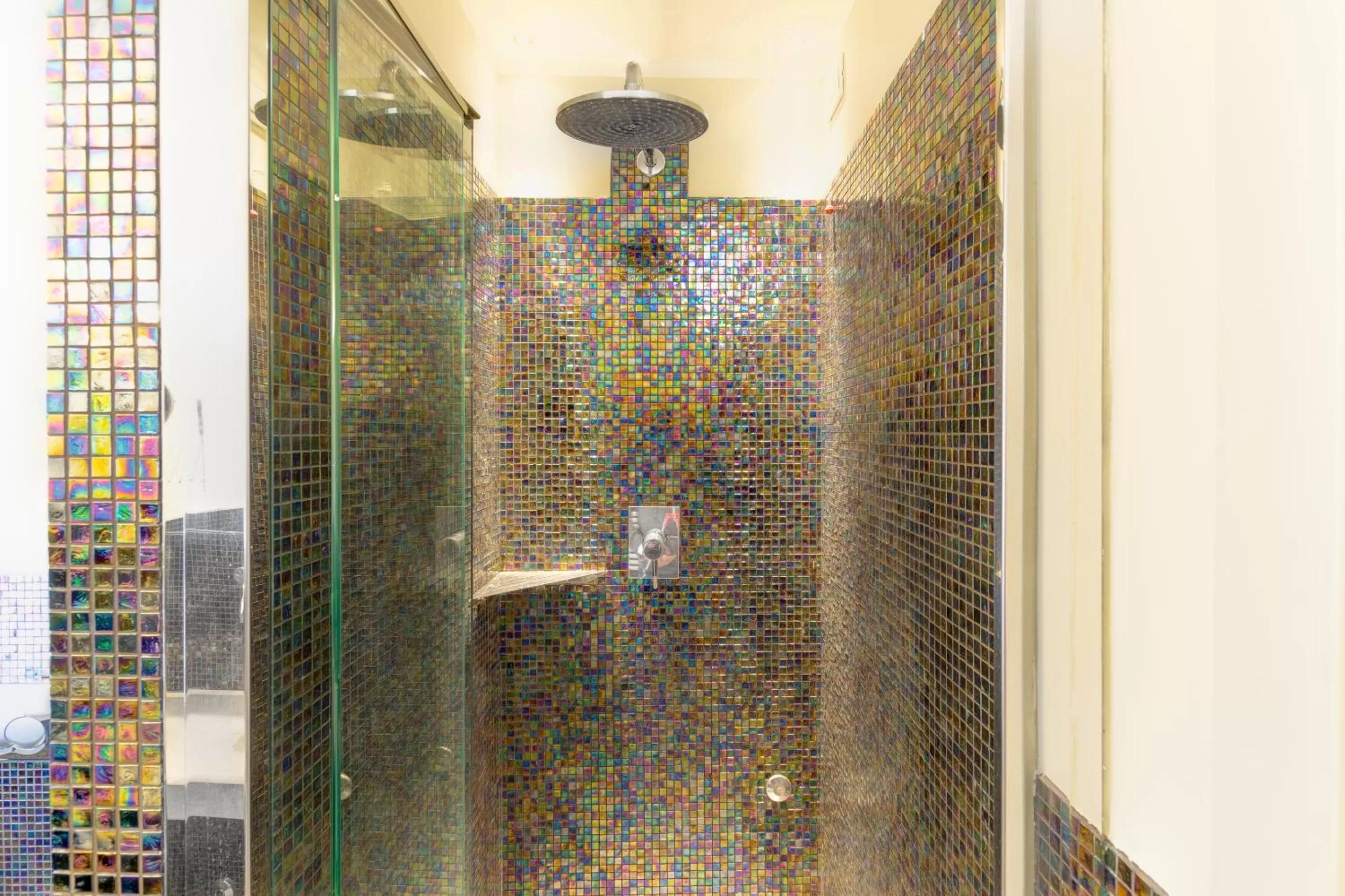 Shower in Il Convento Dei Fiori Di Seta