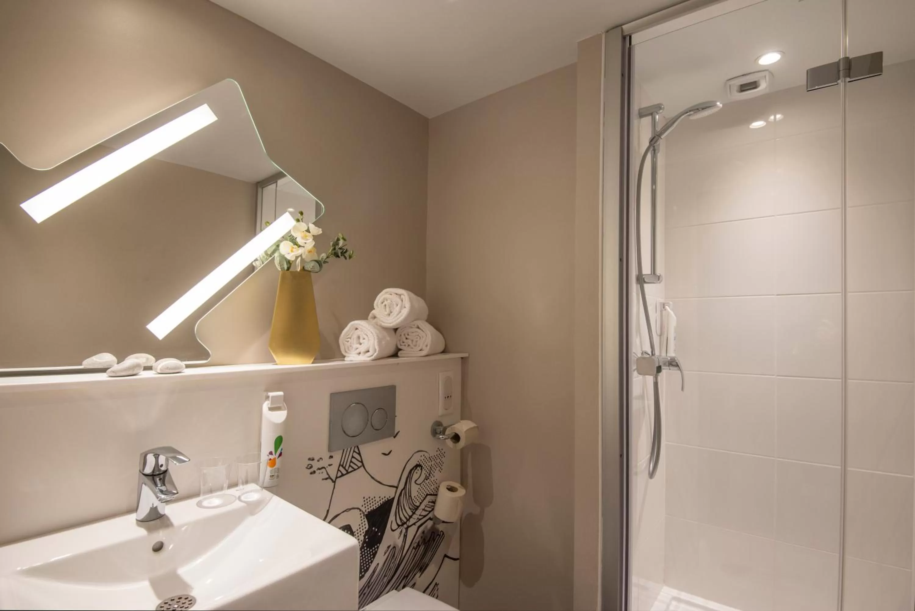 Bathroom in ibis budget Nice Californie Lenval