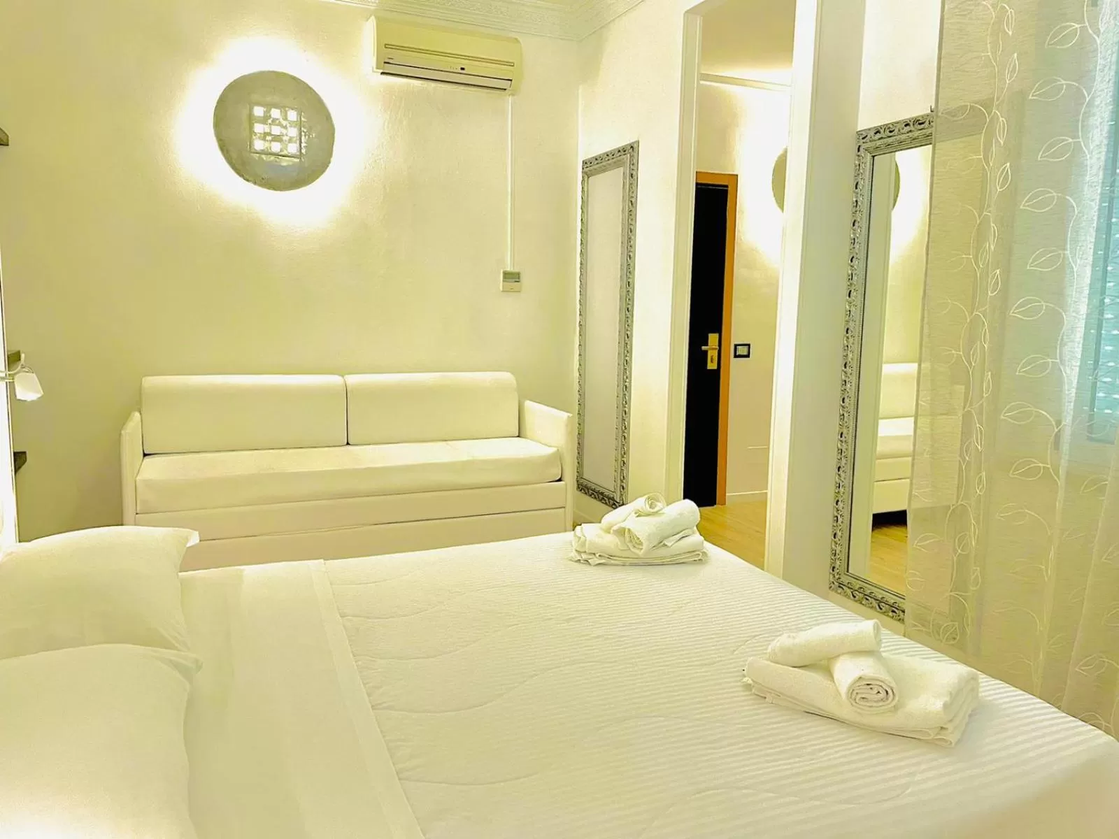 Restaurant/places to eat, Bed in Hotel Okinawa