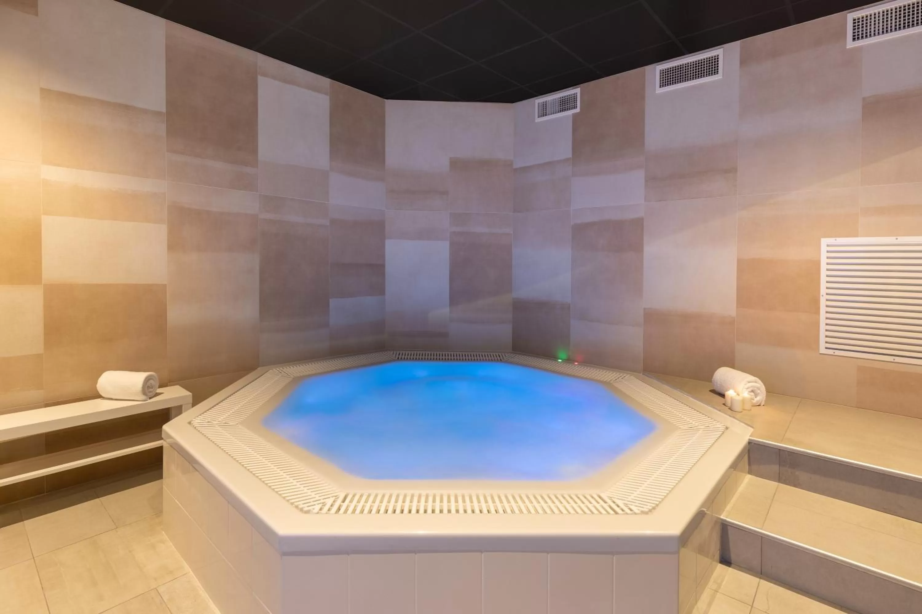 Hot Tub in Best Western Plus Le Conquerant Rouen Nord