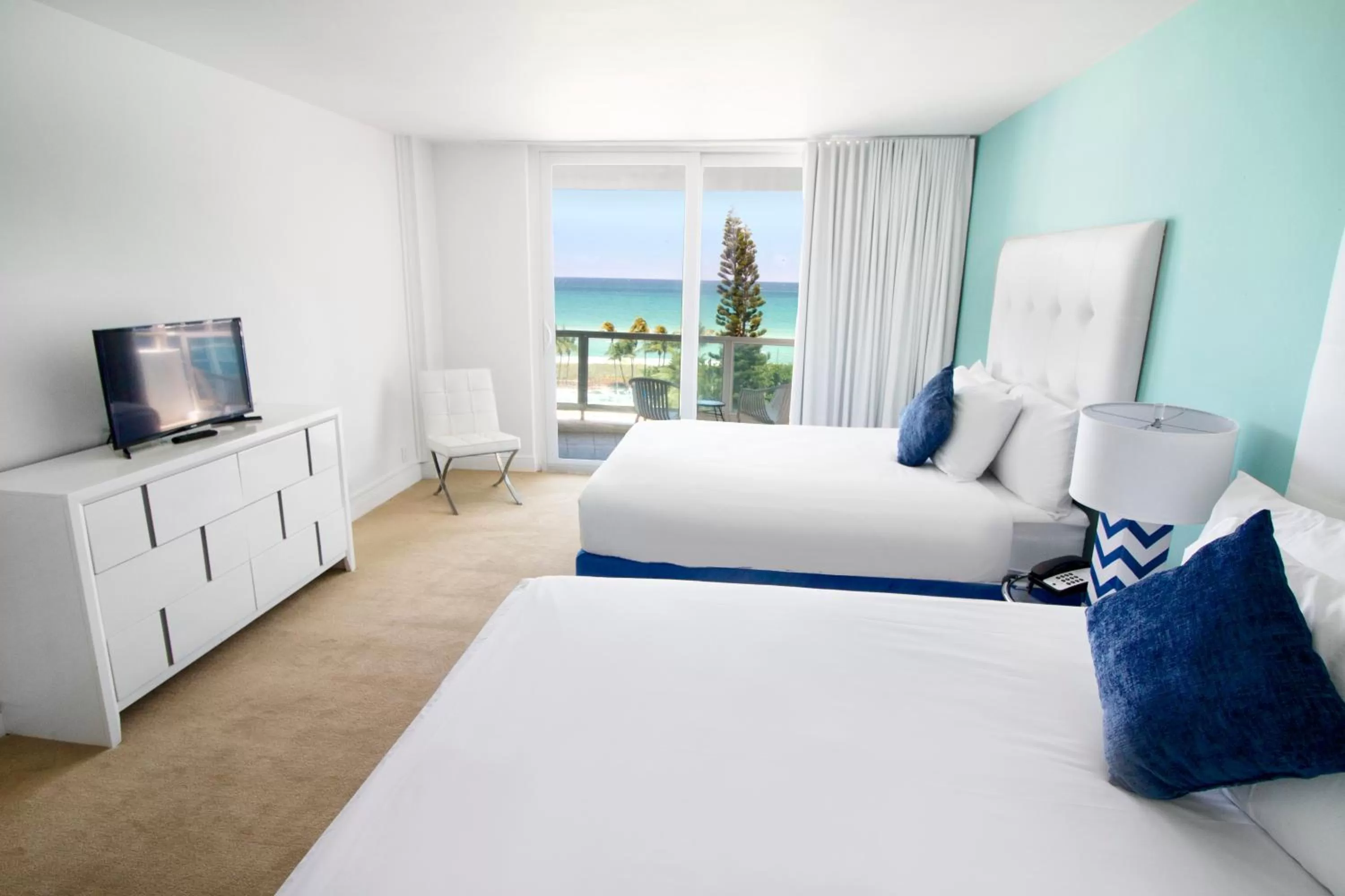 Sea view, Bed in Seacoast Suites on Miami Beach