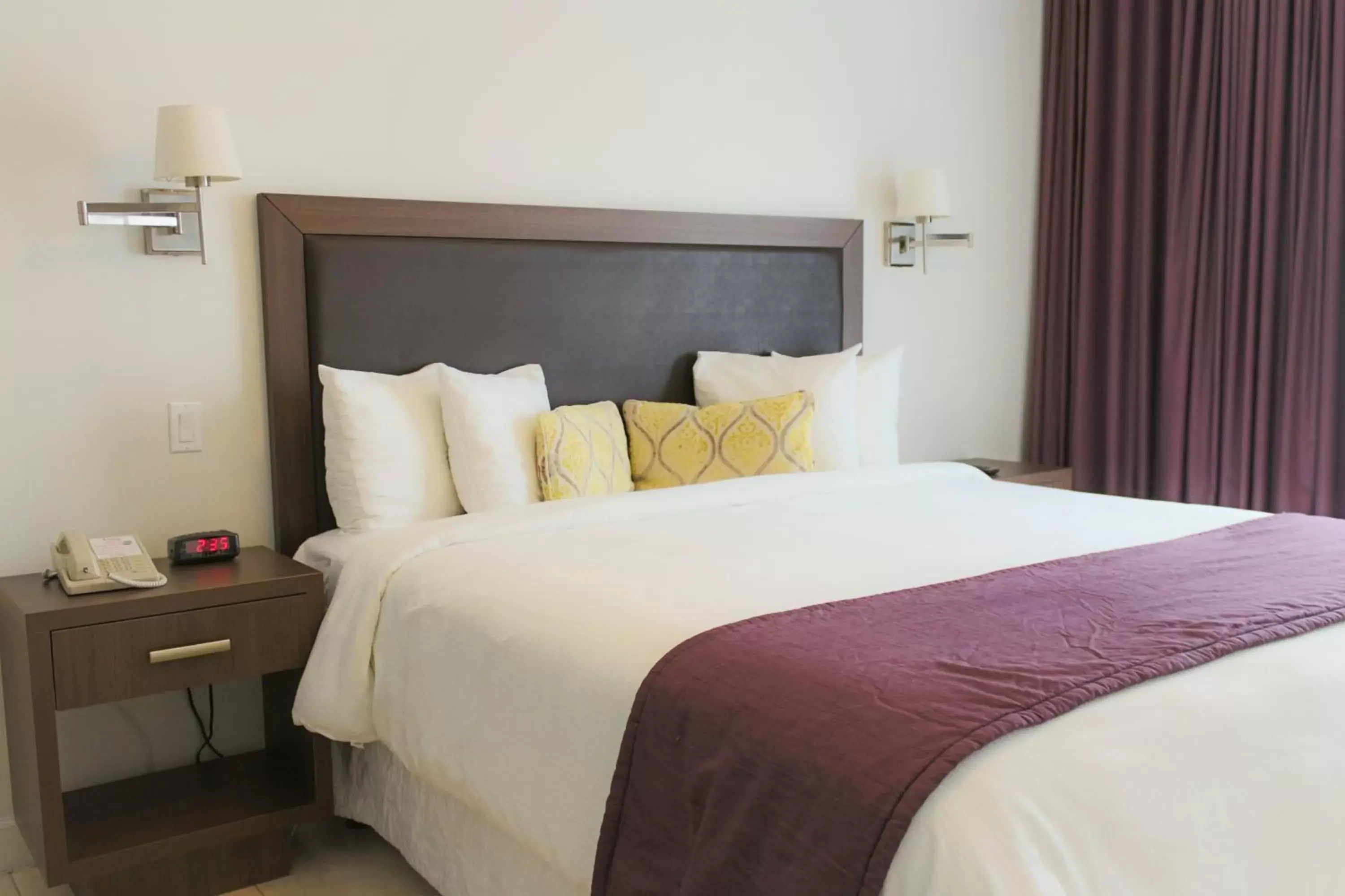 Standard King Room - No Resort Fee in Collins Hotel Standard King Room - No Resort Fee in Collins Hotel