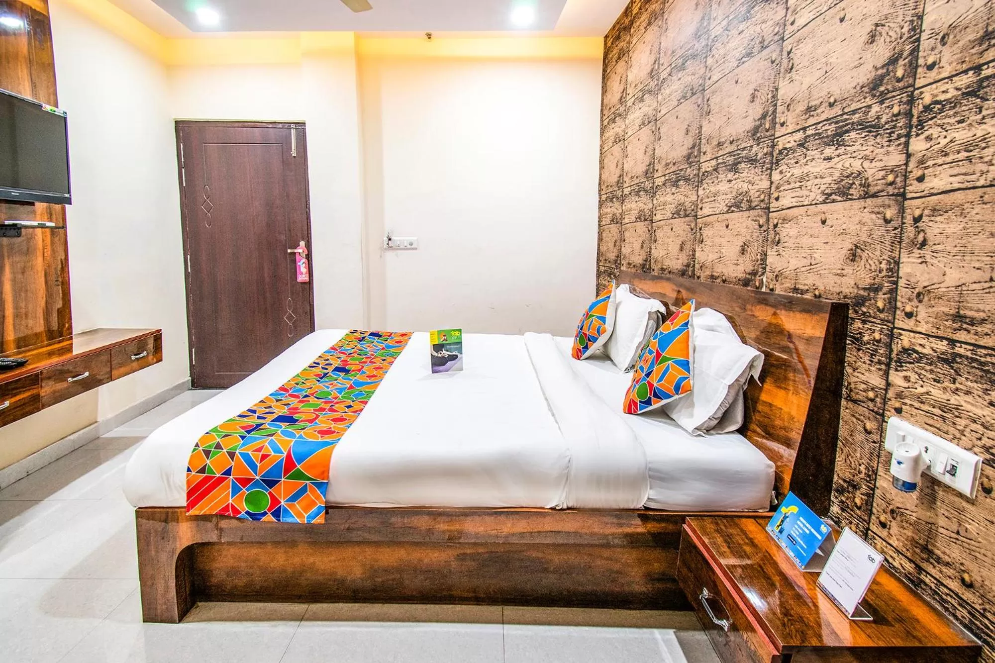 Bed in Via Elysian Grand - 3 kms from Chaudhary Charan Singh International Airport Lucknow