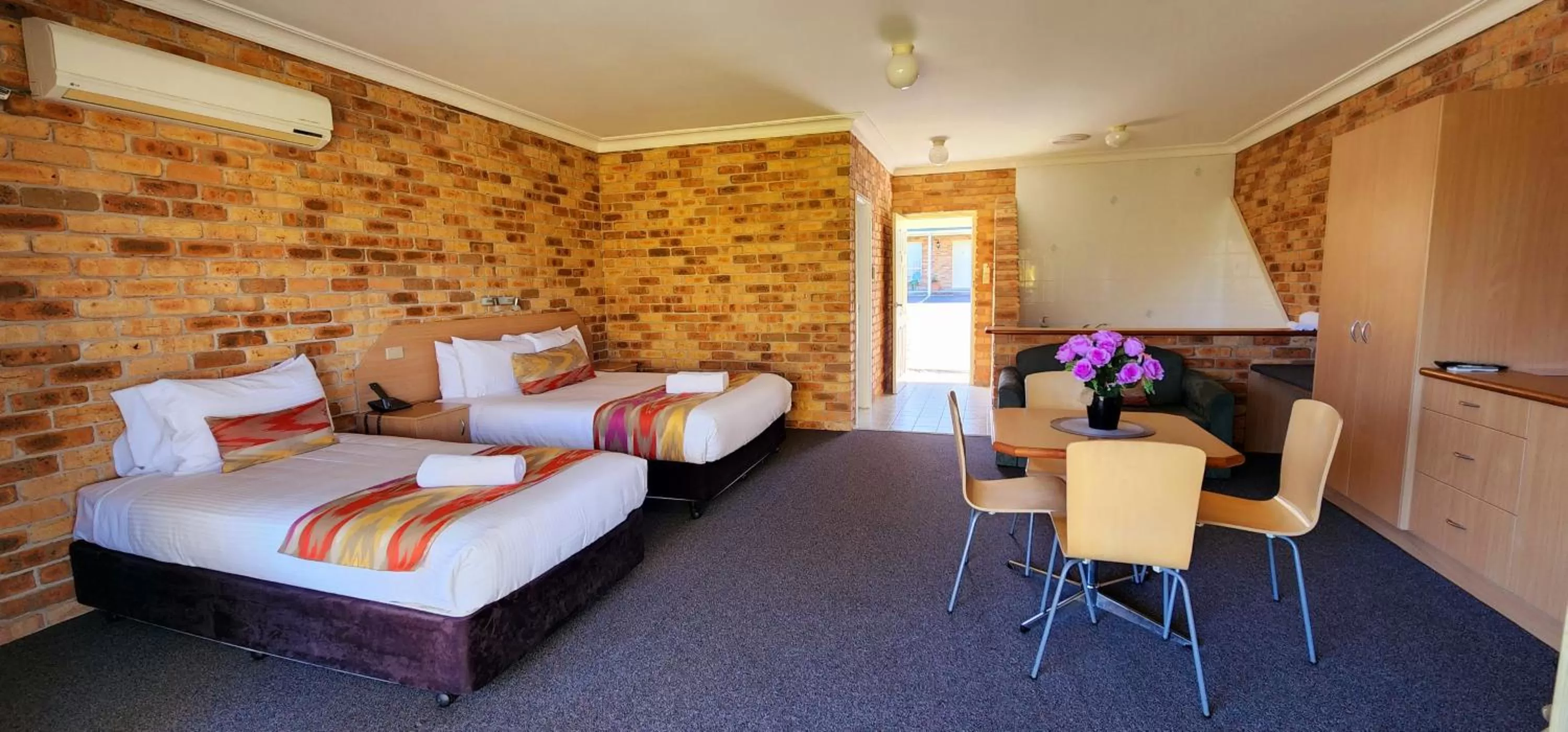 Bed in Golf Club Motor Inn Wingham