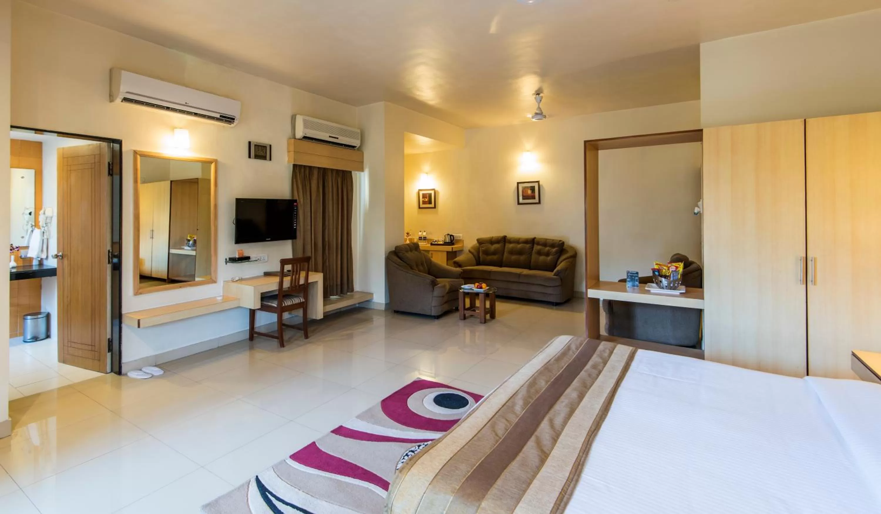 Bathroom, Bed in Hotel Phoenix Koregaon Park