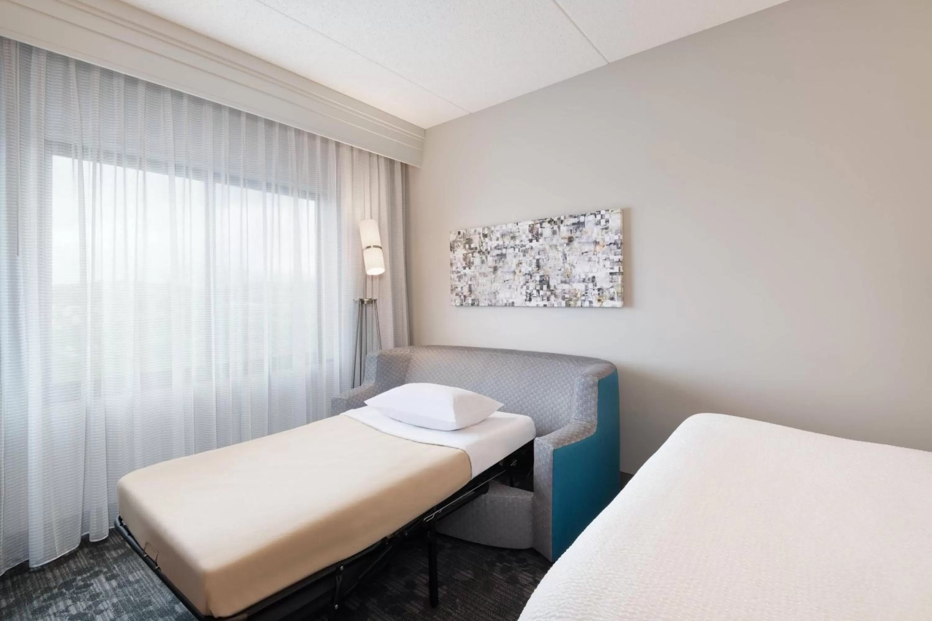 Photo of the whole room, Bed in Courtyard by Marriott Pittsburgh Washington Meadow Lands