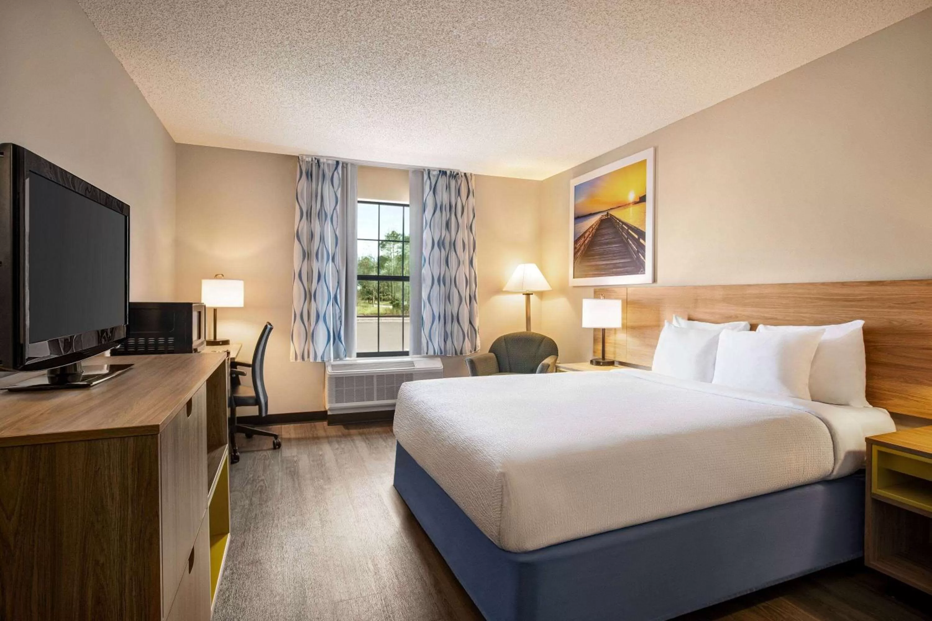 Photo of the whole room, Bed in Days Inn by Wyndham Shallotte