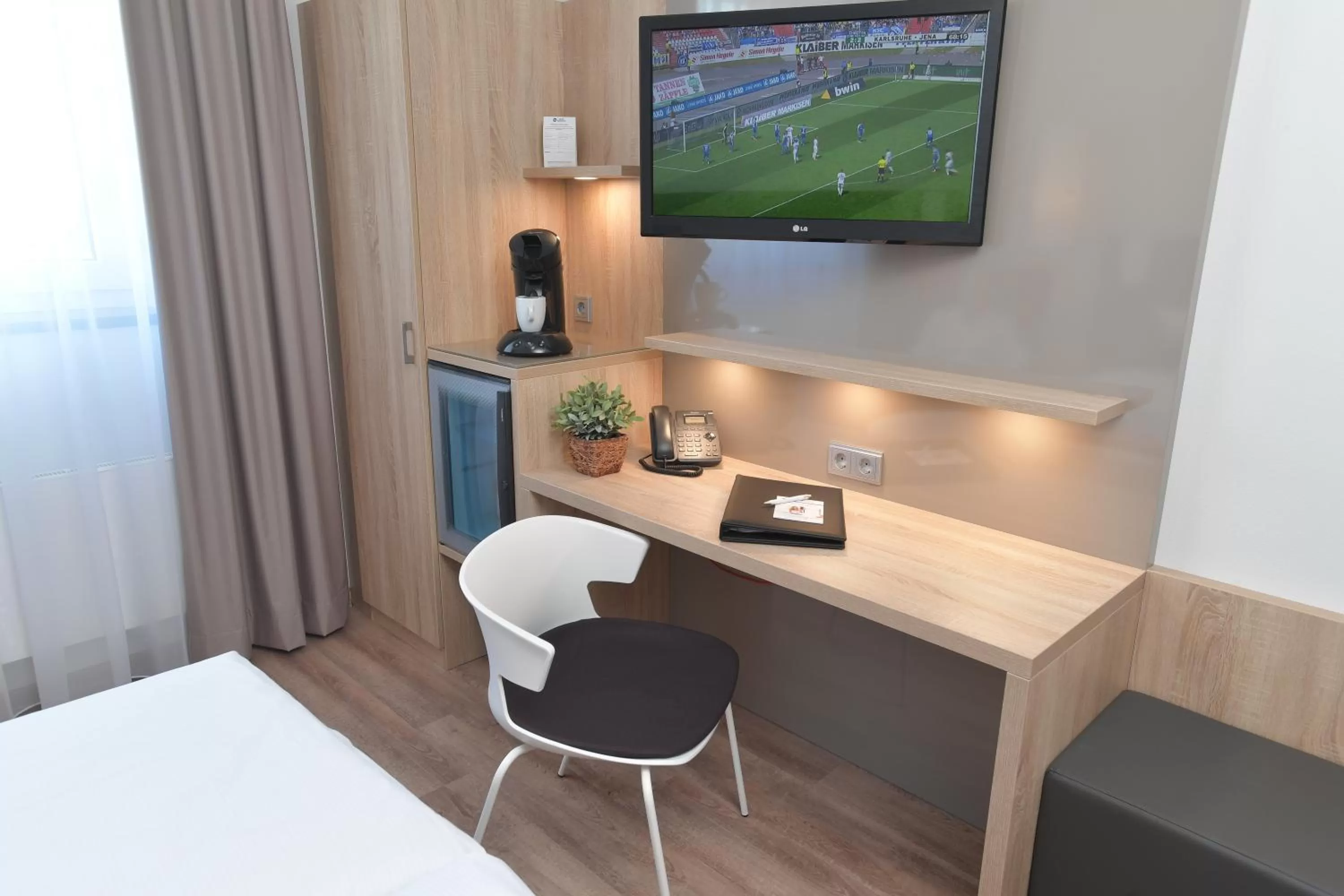 TV and multimedia, Bed in Best Western Queens Hotel Pforzheim-Niefern