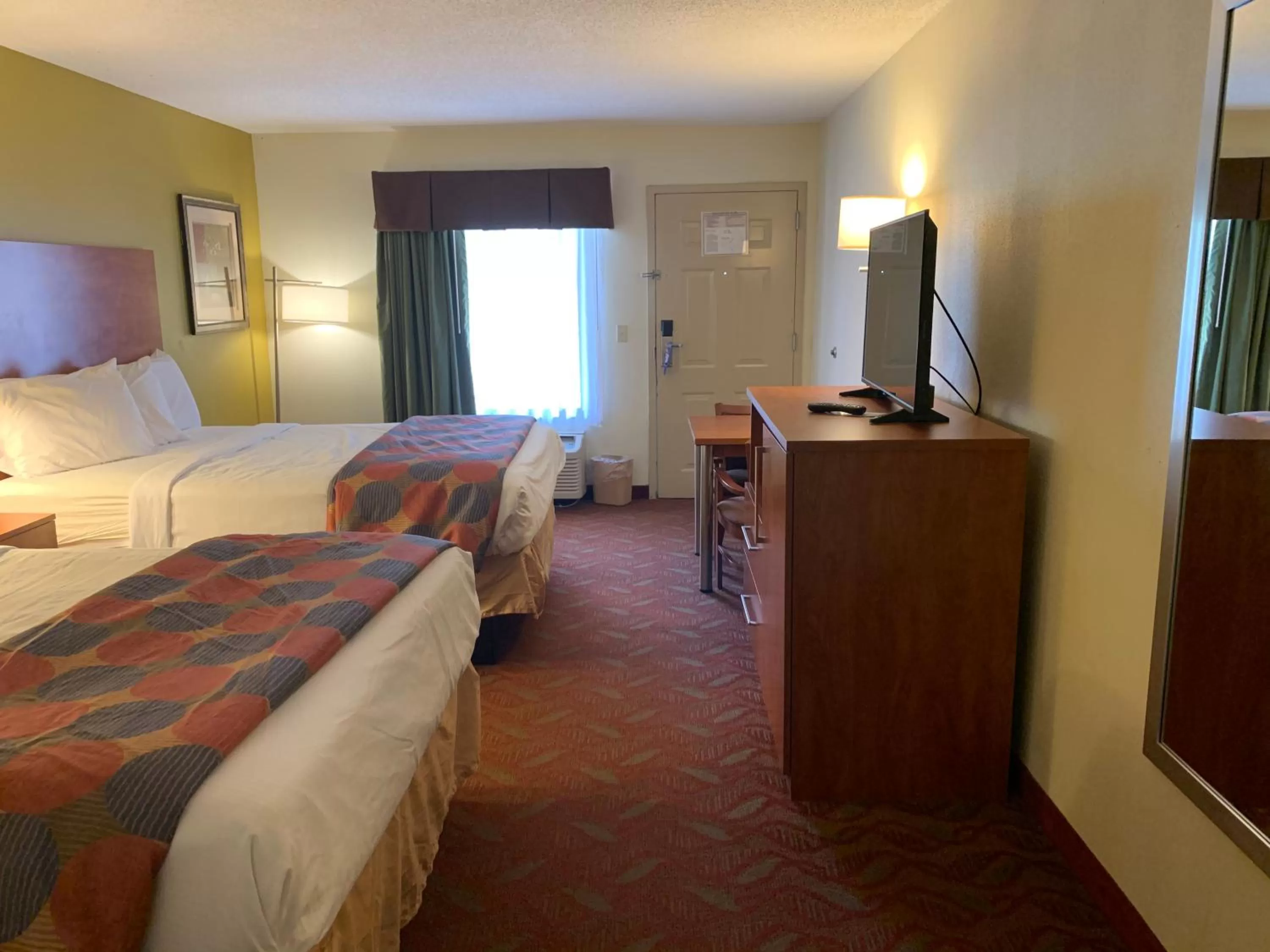 Photo of the whole room, Bed in Baymont by Wyndham Cave City