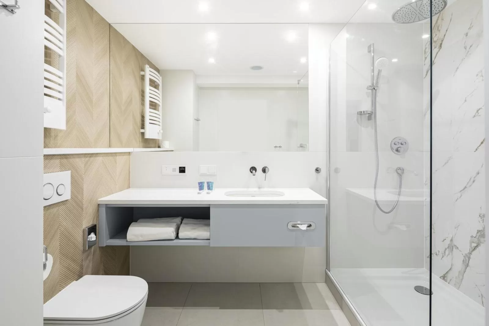 Shower in Maloves Resort & Spa