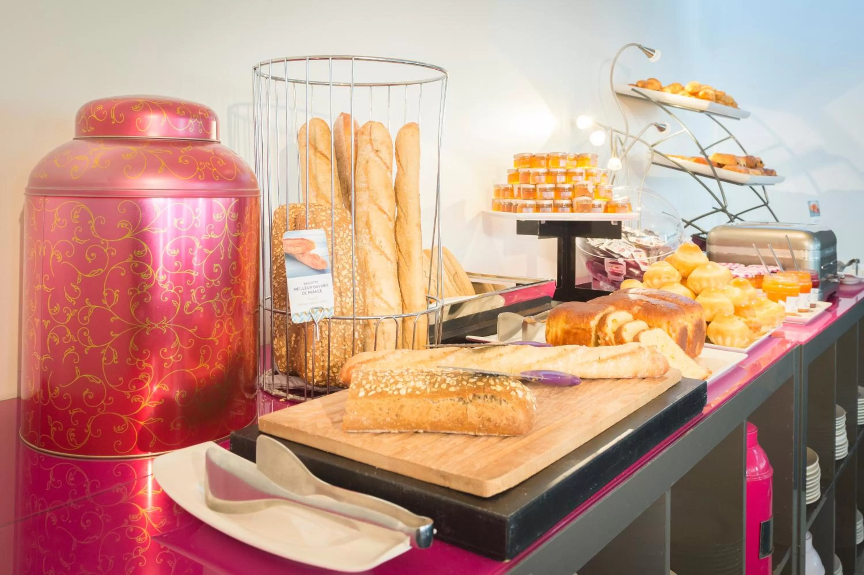 Restaurant/places to eat in Mercure Paris Centre Tour Eiffel