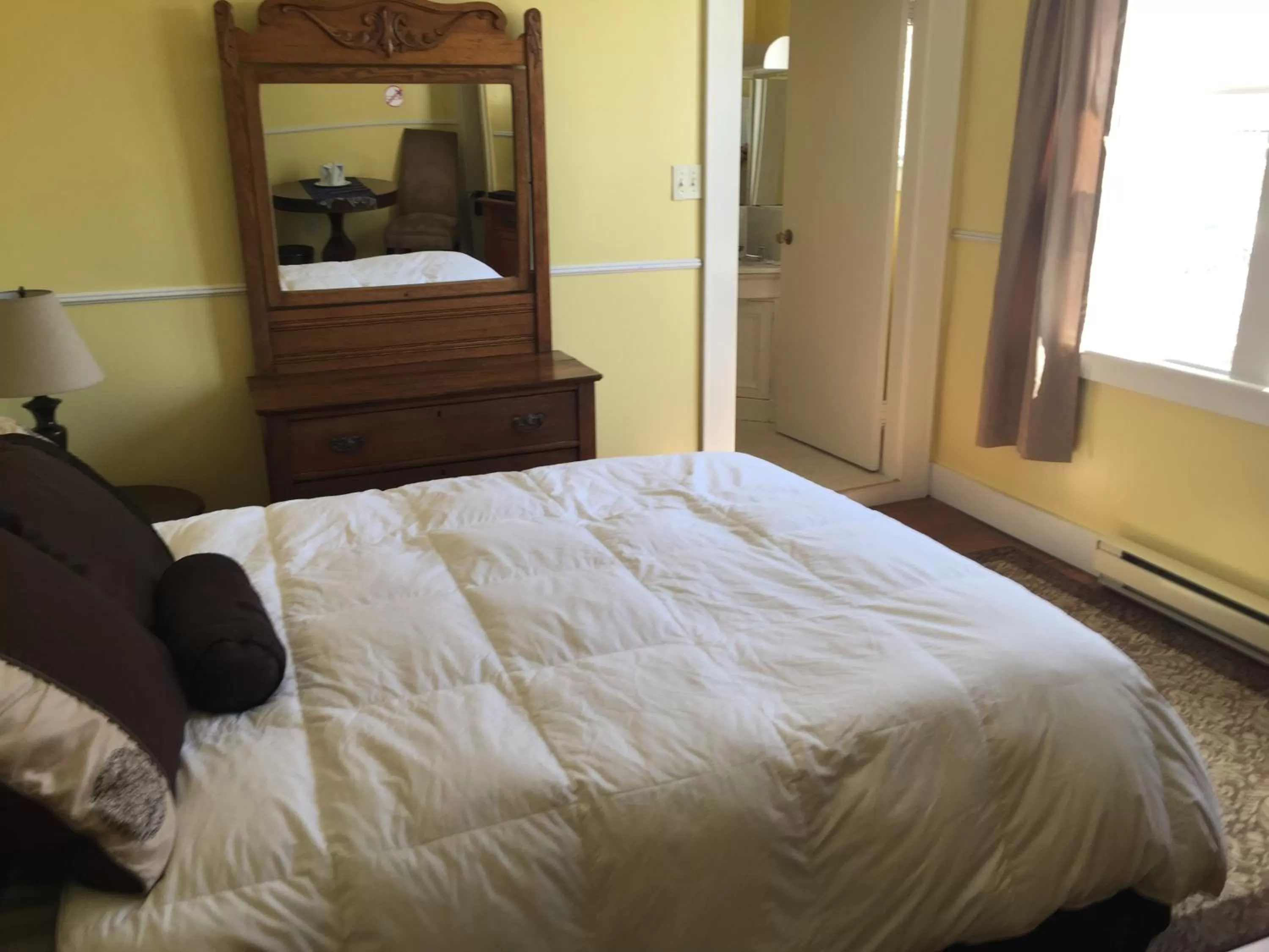 Bedroom in Lakelawn B&B and Motel