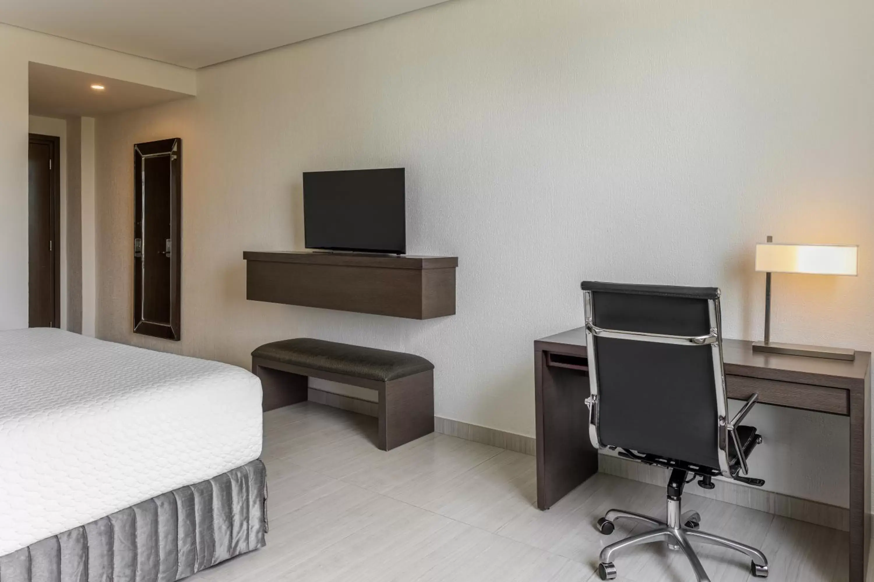 Twin Room - Disability Access in Crowne Plaza Airport by IHG Twin Room - Disability Access in Crowne Plaza Airport by IHG
