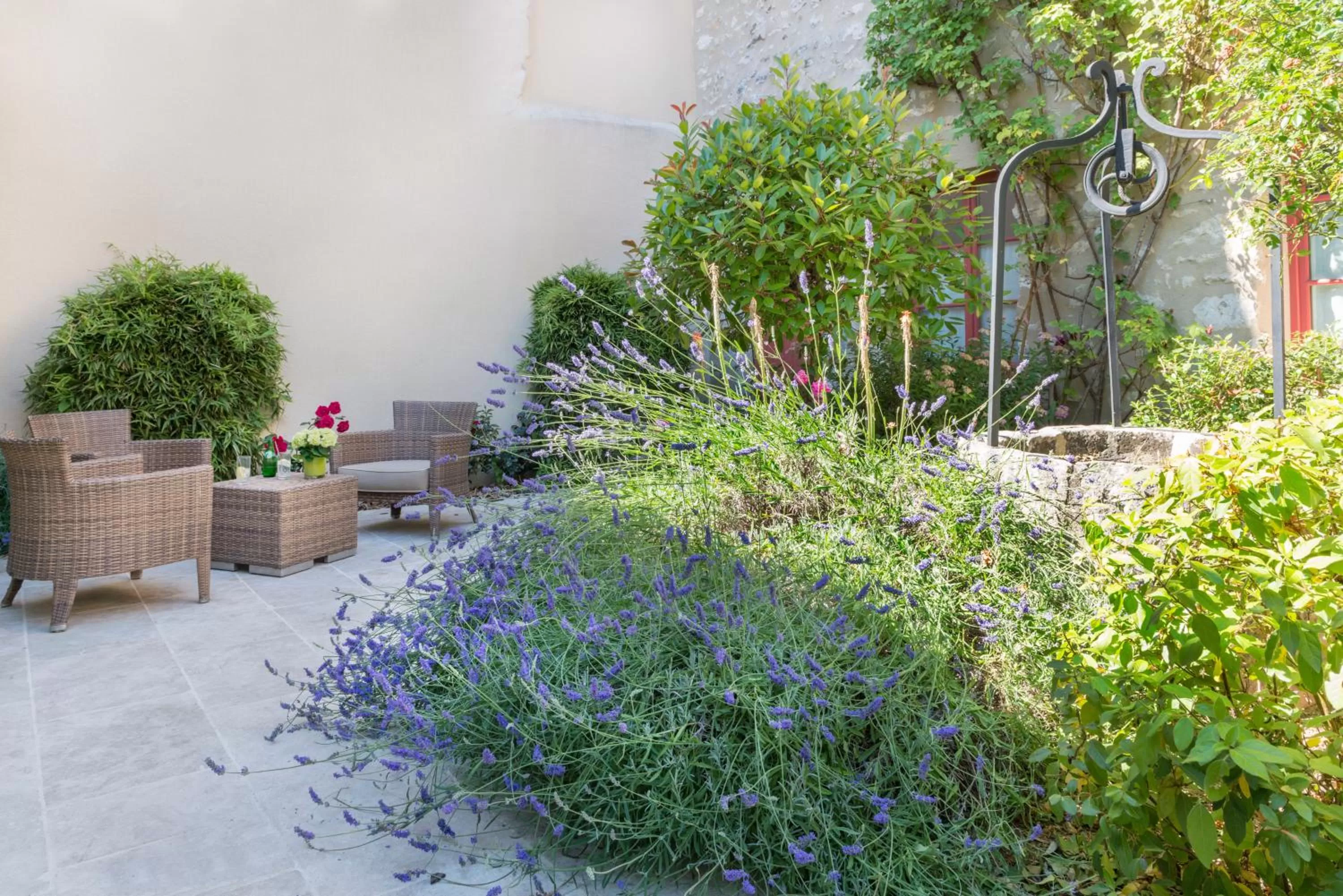 Patio in Hôtel Aux Vieux Remparts