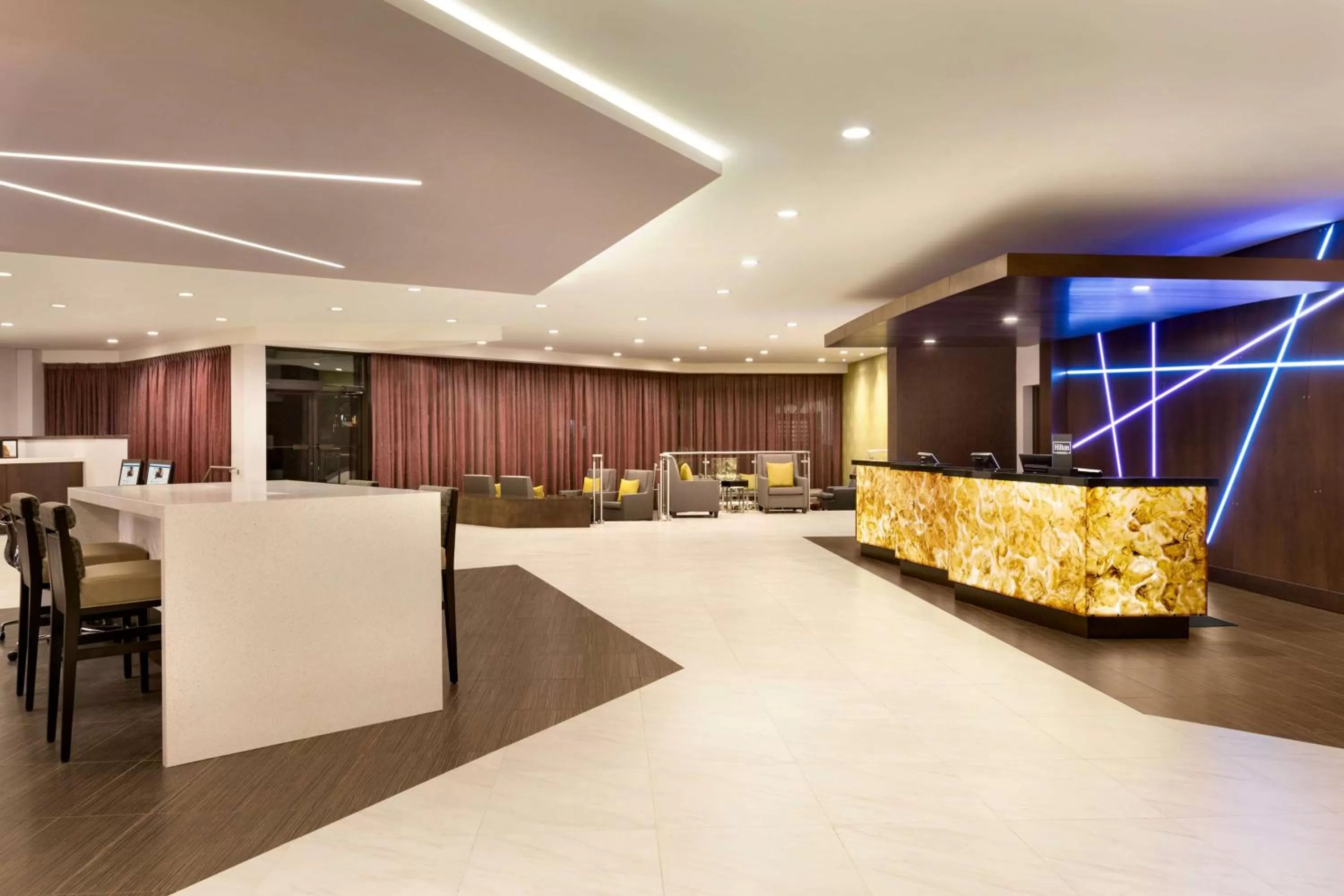 Lobby or reception in DoubleTree by Hilton Hotel Toronto Airport West