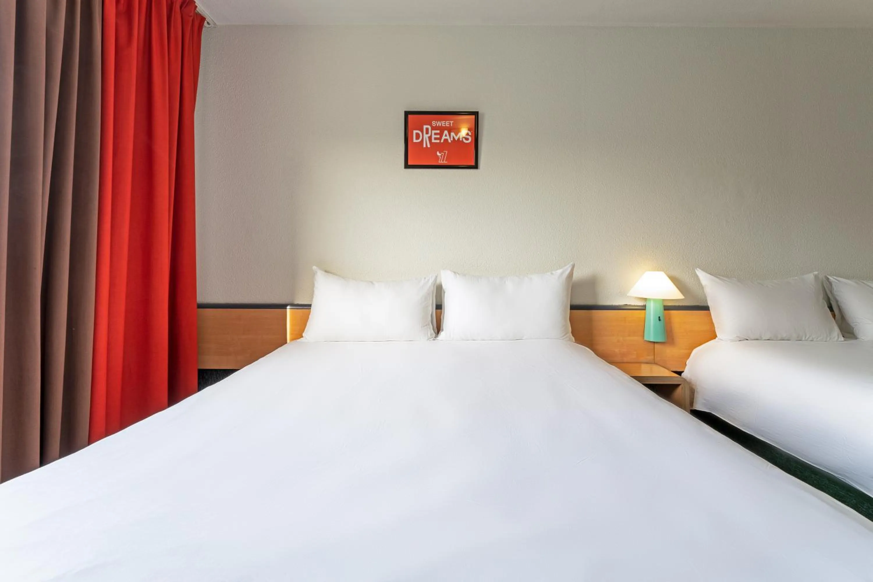 Bed in ibis Paris Pantin Eglise