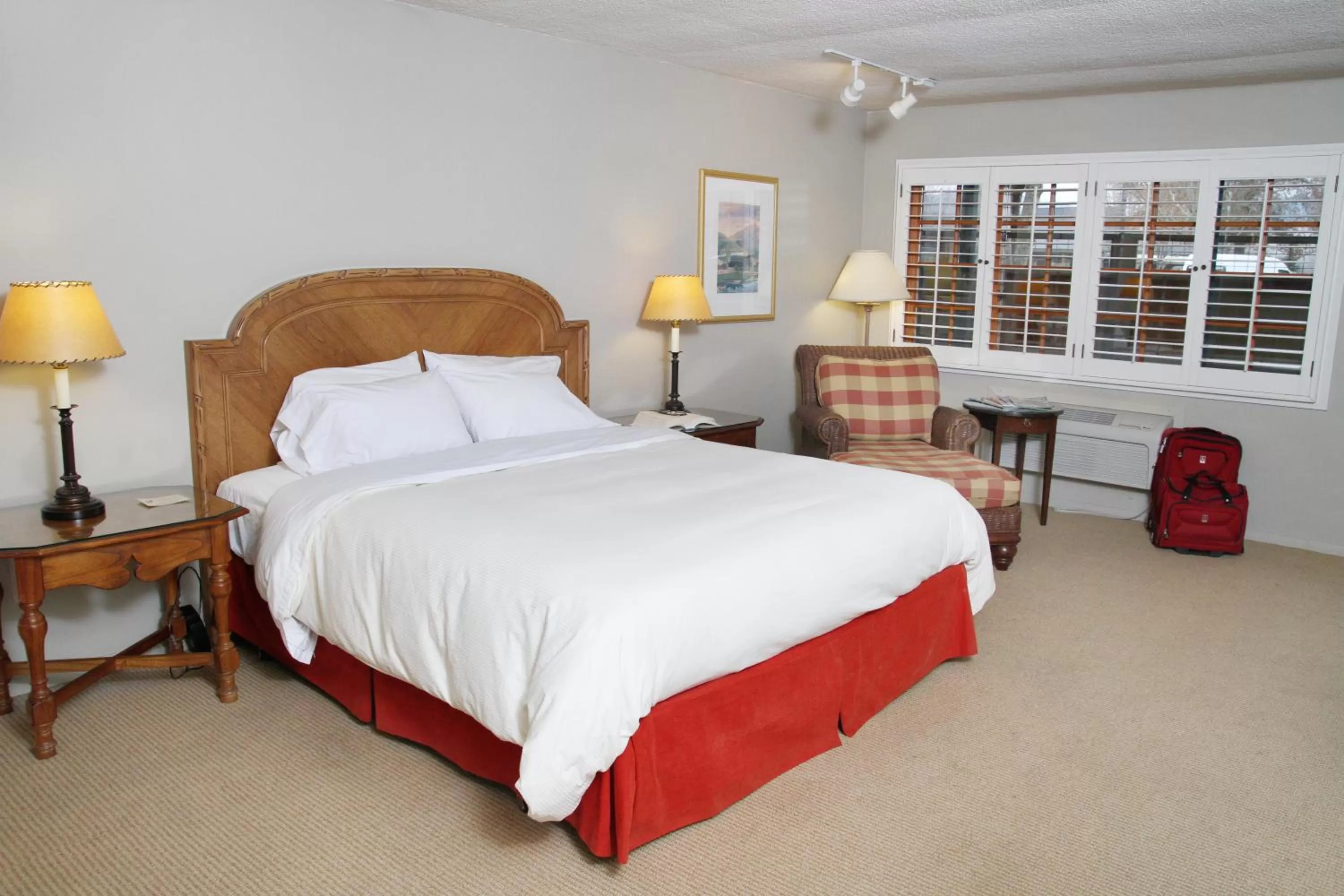 Photo of the whole room, Bed in The Lodge at Riverside