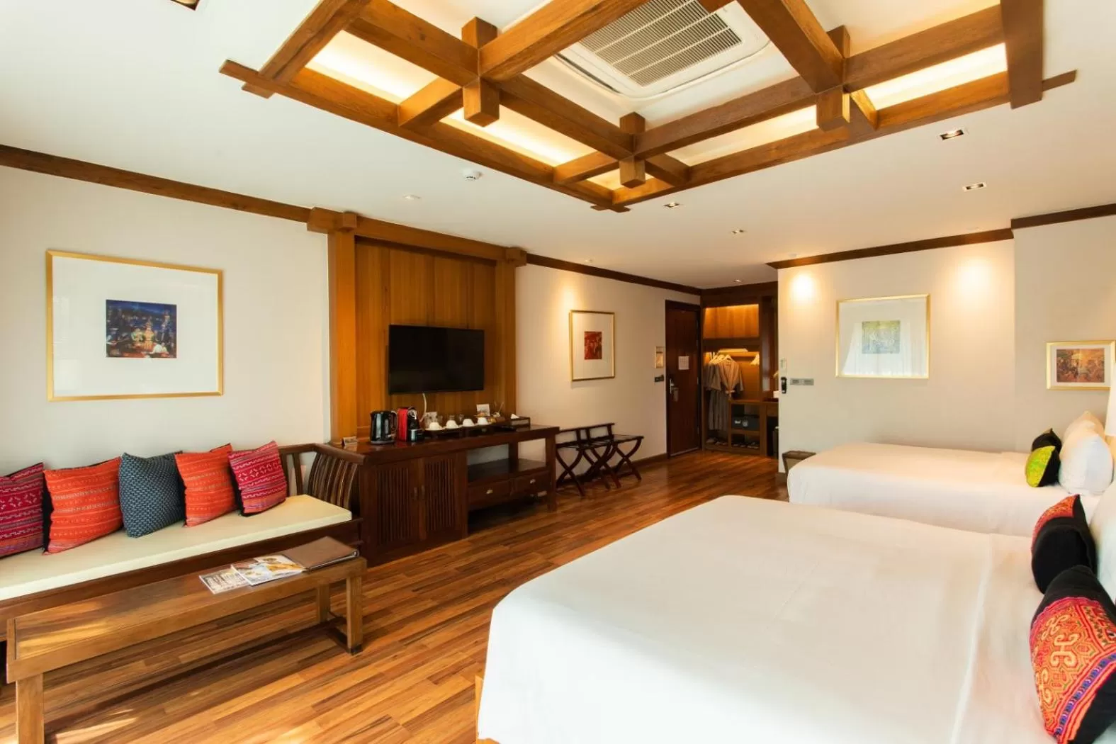 Living room, Bed in Phra Singh Village