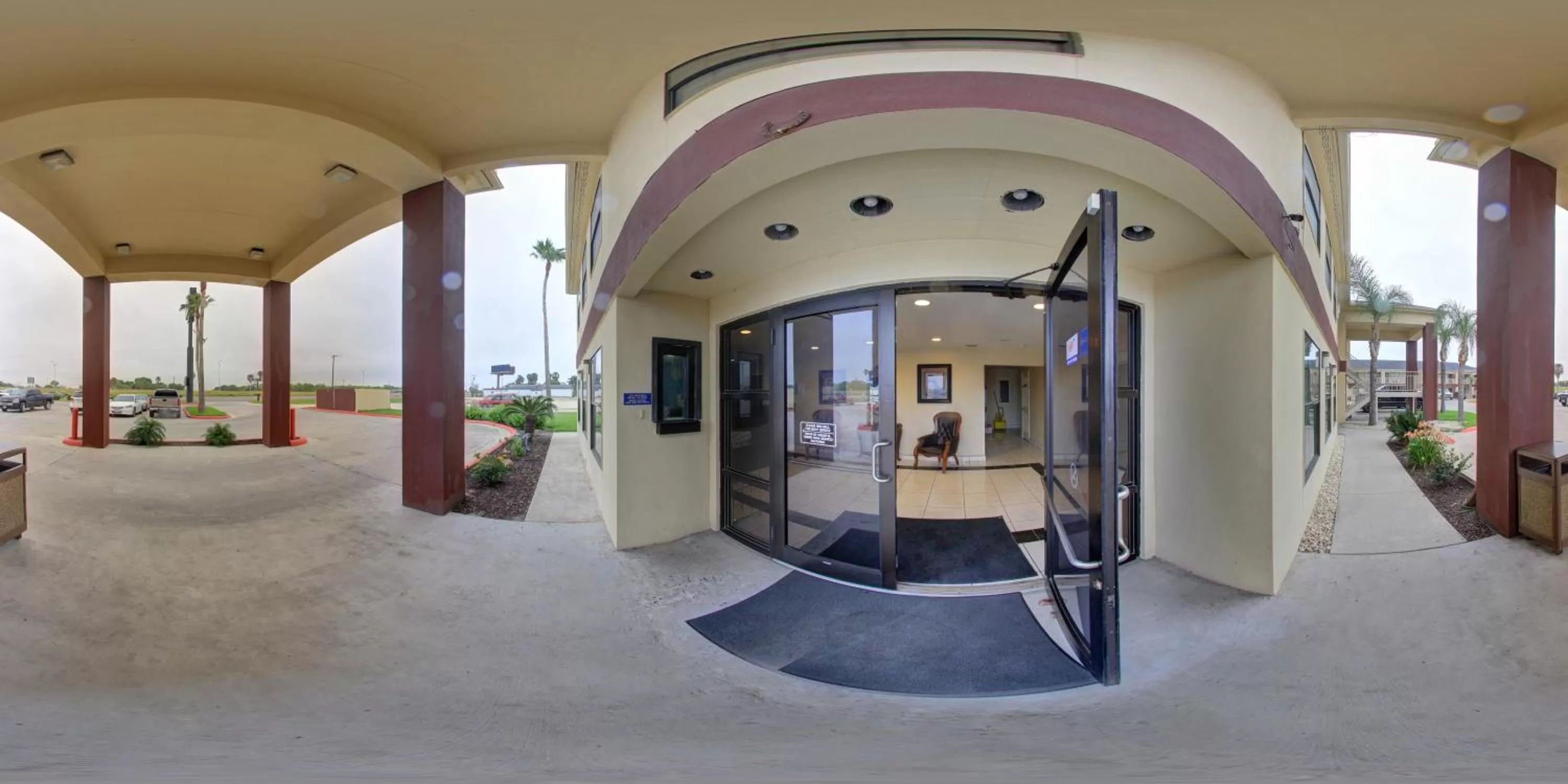 Area and facilities in Deluxe Inn and Suites