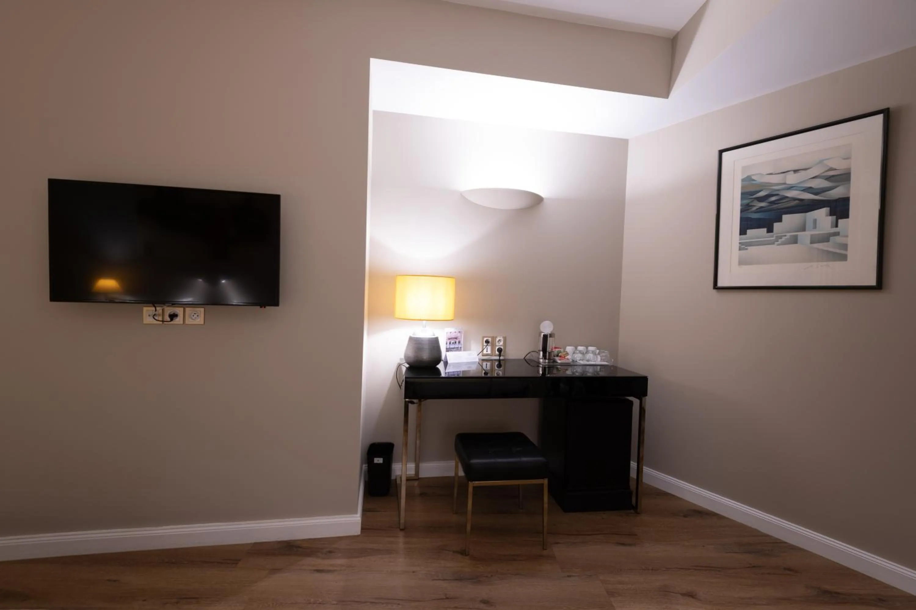 hair dresser in Grand Hôtel Du Tonneau D'Or