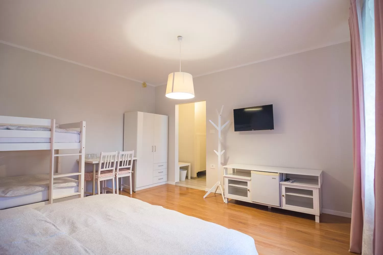 TV and multimedia, TV/Entertainment Center in HOP HOUSE Garni Hotel