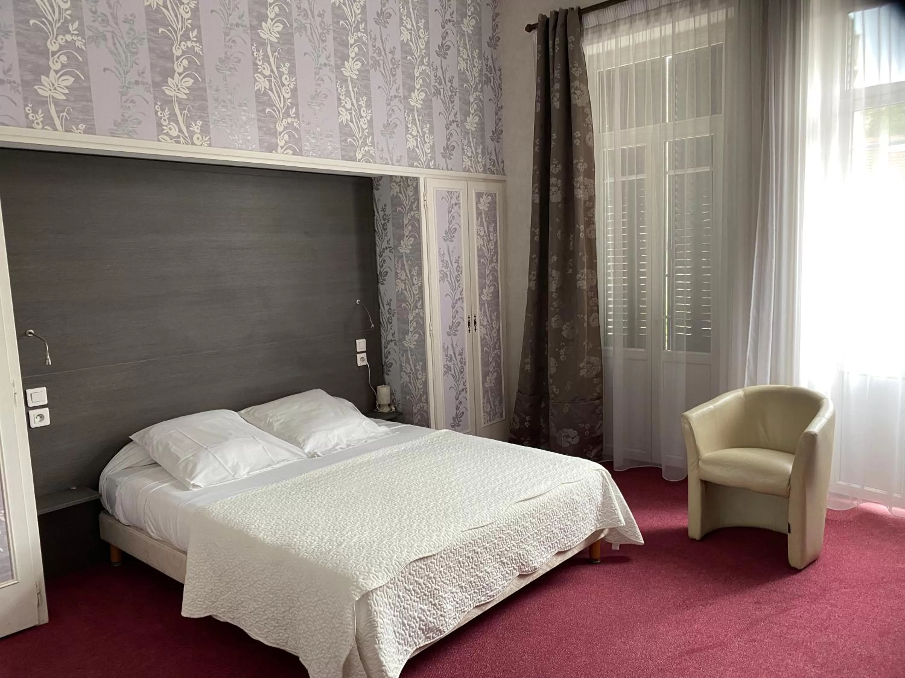 Photo of the whole room, Bed in Hôtel de Paris
