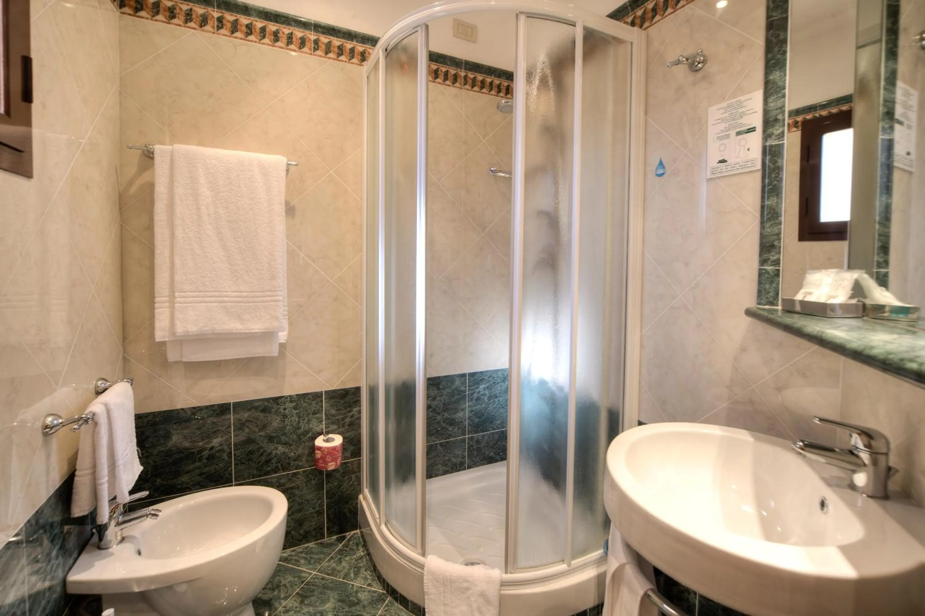 Shower in Hotel Galileo