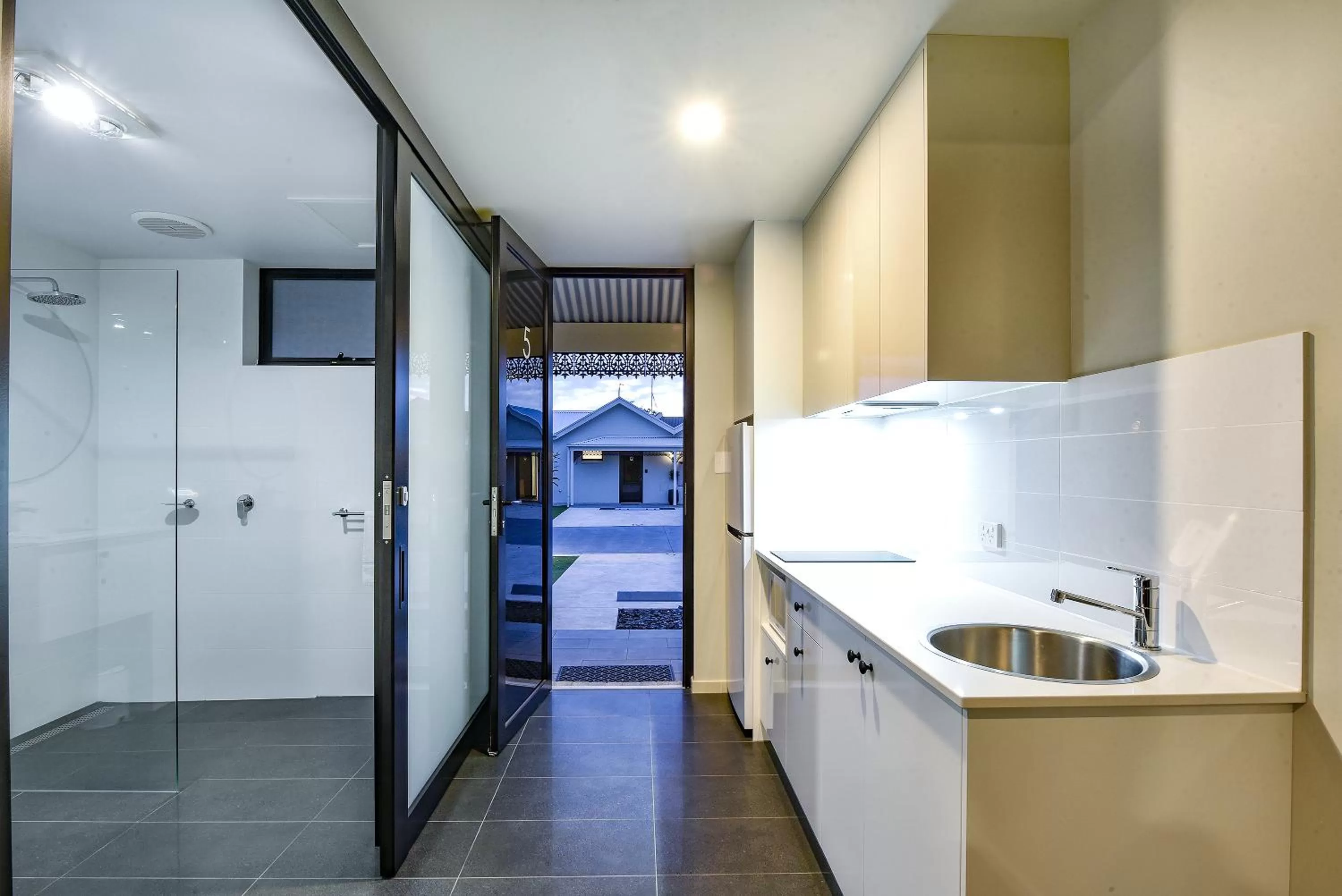 Kitchen or kitchenette, Kitchen/Kitchenette in Aloha Central Premium Studios